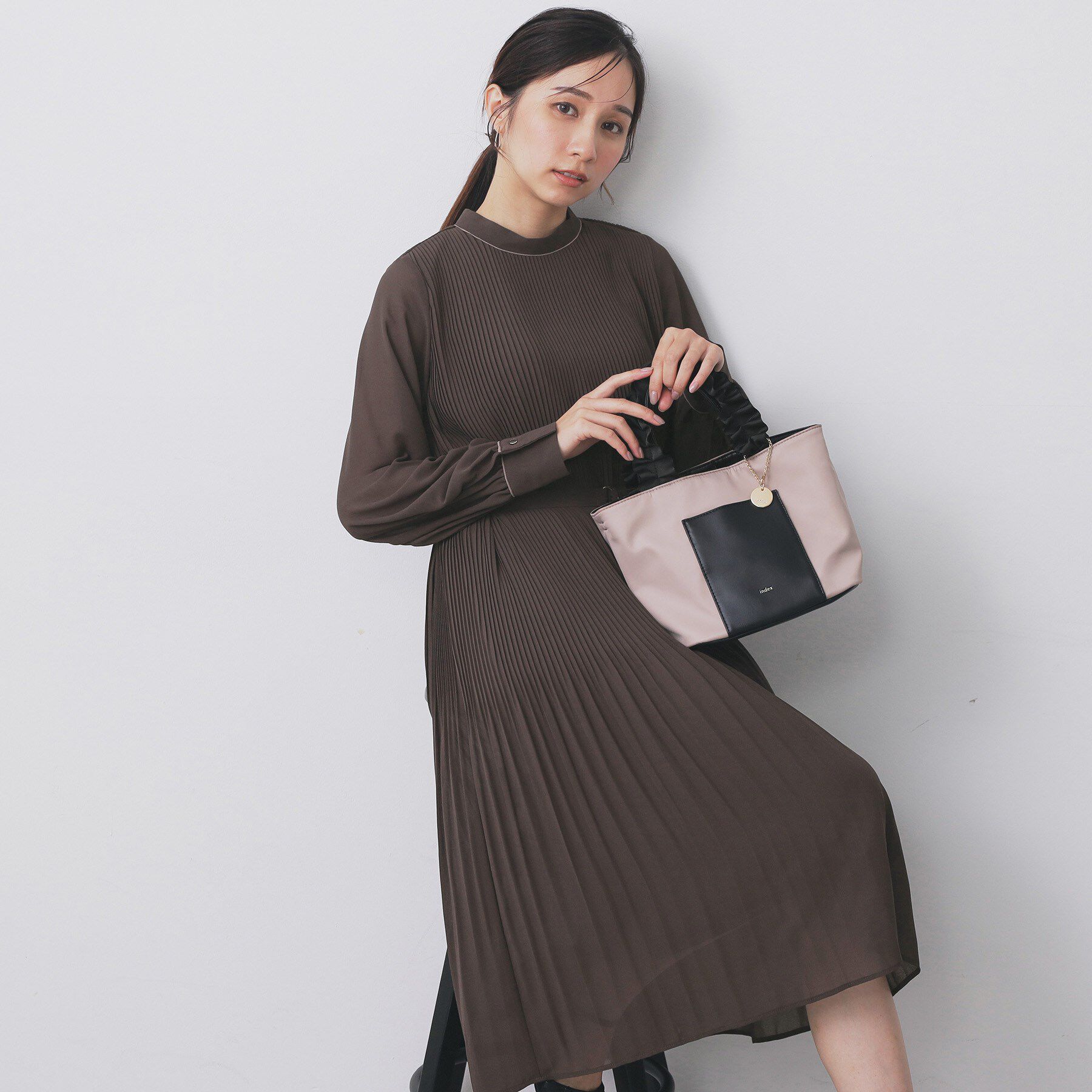 index「《5色展開/S-3Lサイズ》プリーツフレアワンピース【洗濯機OK/防シワ】」|ワンピース|ブラウン(044)