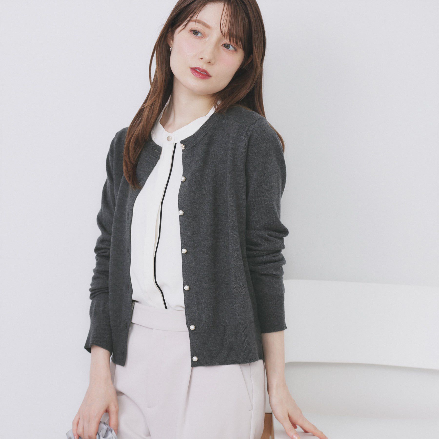 index「ビジュークルーネックカーディガン【洗濯機OK】」|カーディガン|チャコールグレー(0