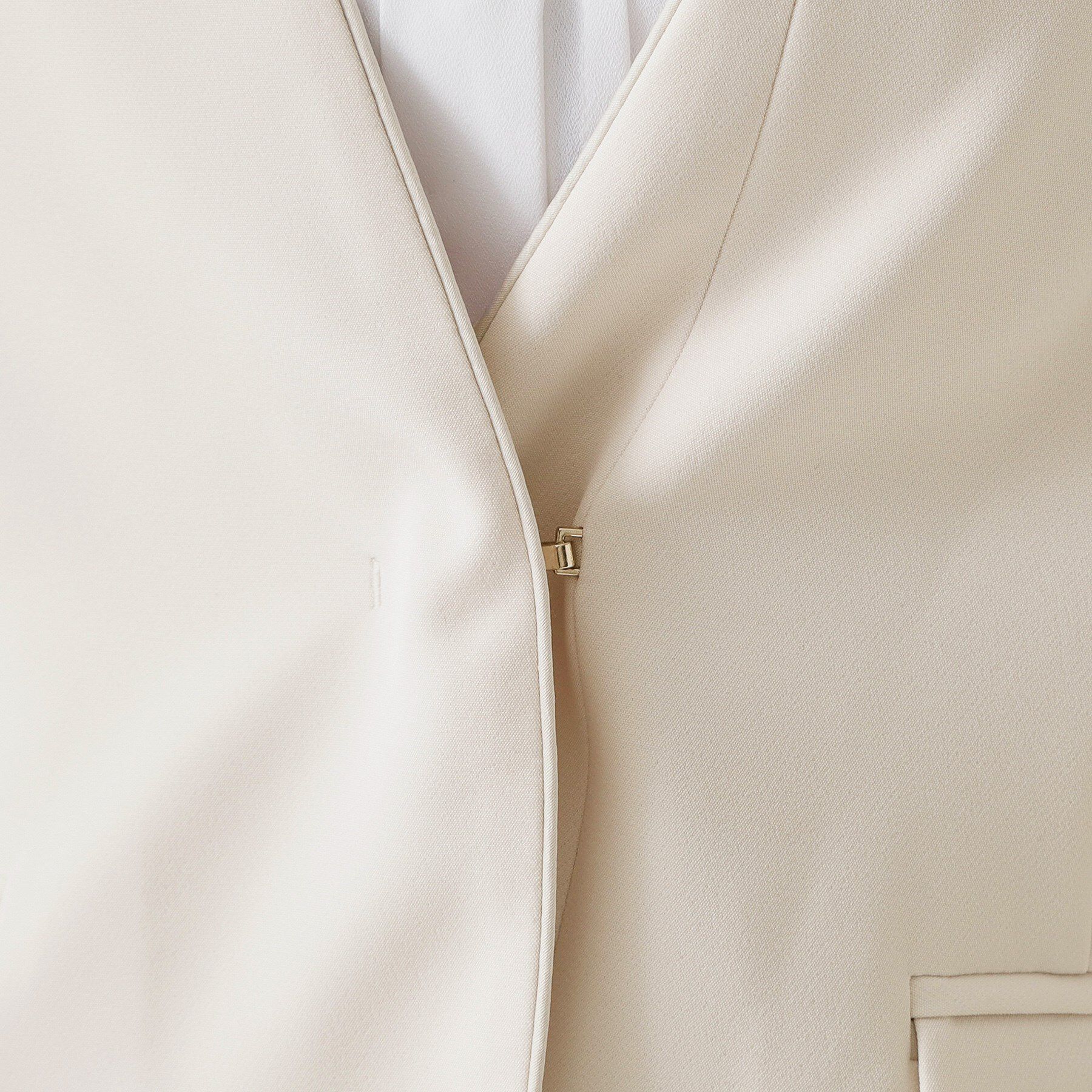 OPAQUE.CLIP「《通勤/セットアップ対応》 パイピングVネックジャケット【洗濯機OK】」|ノーカラージャケット|