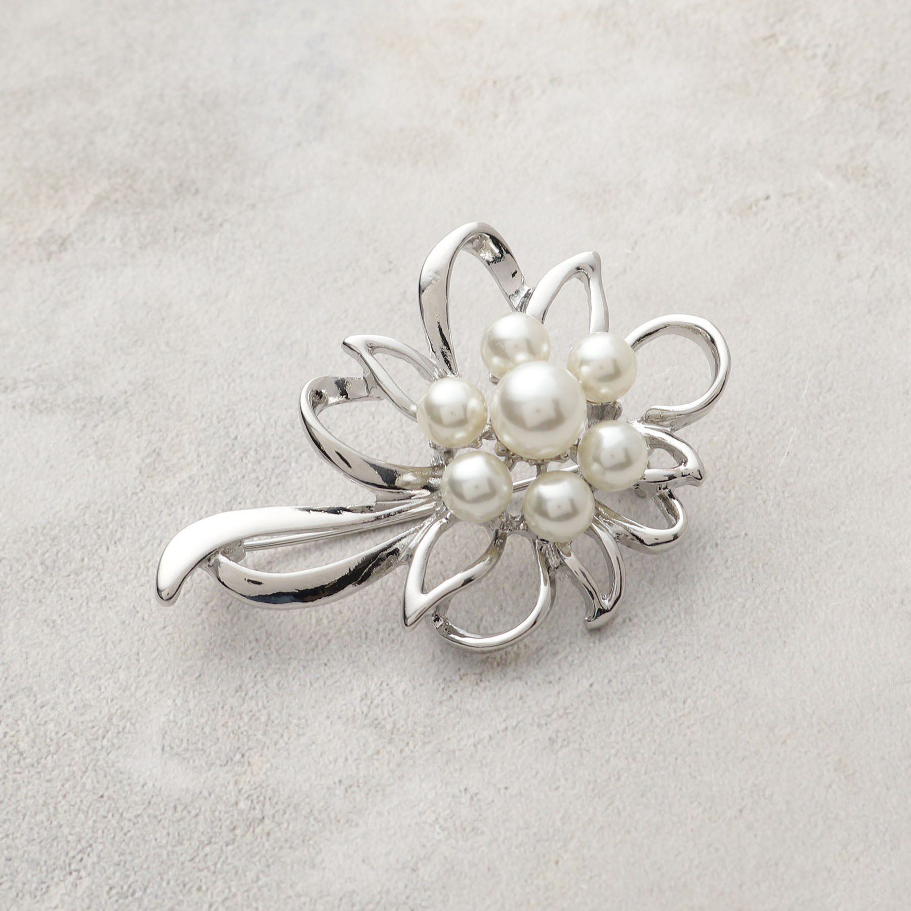 OPAQUE.CLIP「メタルフラワーフェイクパールブローチ」|ブローチ・コサージュ|シルバー(006)