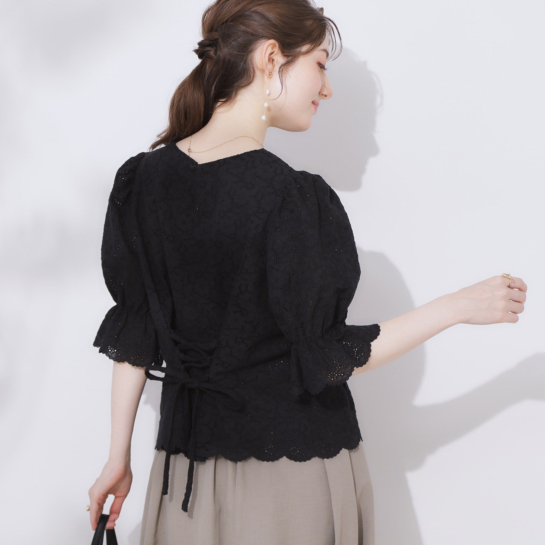 Couture broach「【一枚で着映える・花柄刺繍・5分袖】バックレースアップ カットワークレースブラウス」|シャツ・ブラウス|