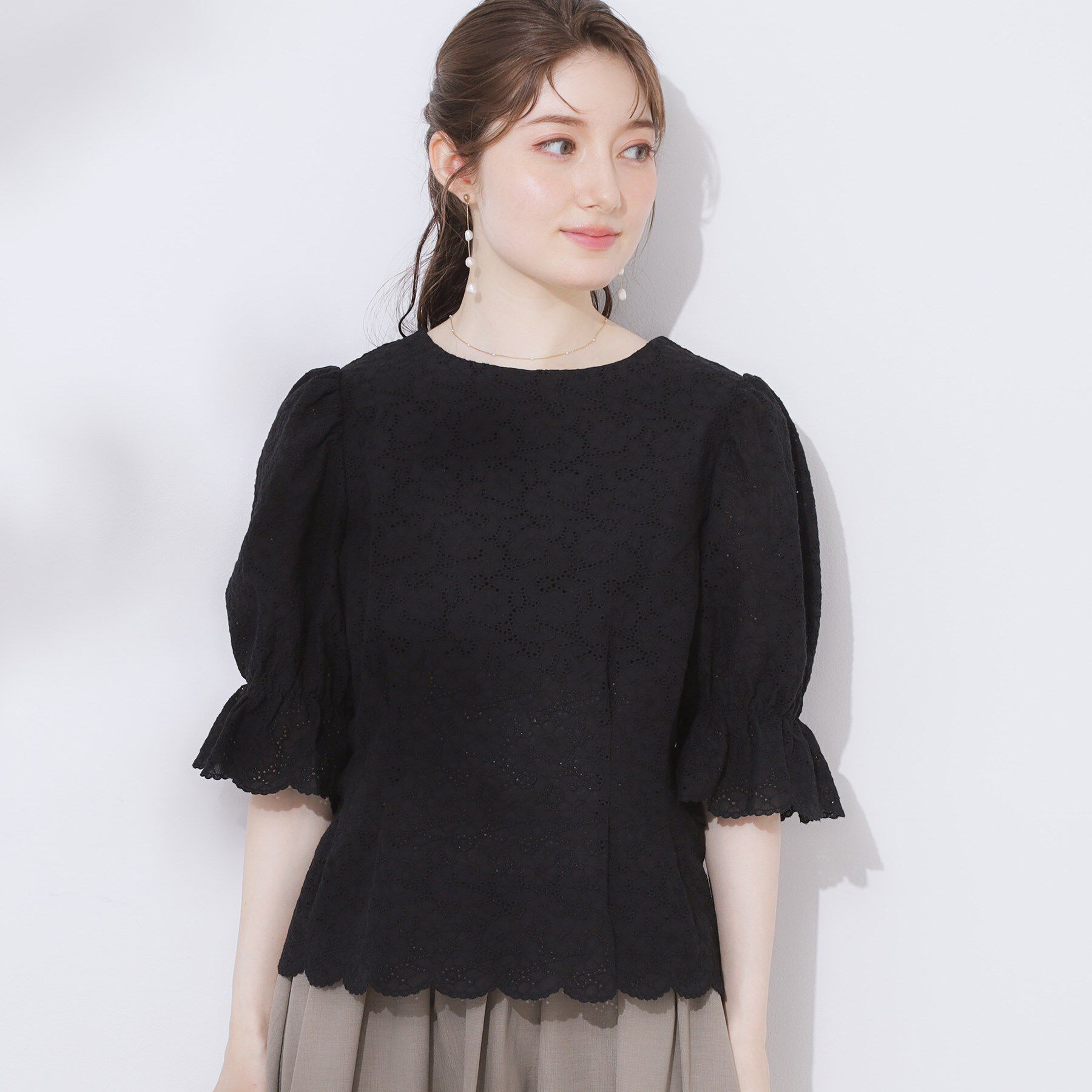 Couture broach「【一枚で着映える・花柄刺繍・5分袖】バックレースアップ カットワークレースブラウス」|シャツ・ブラウス|