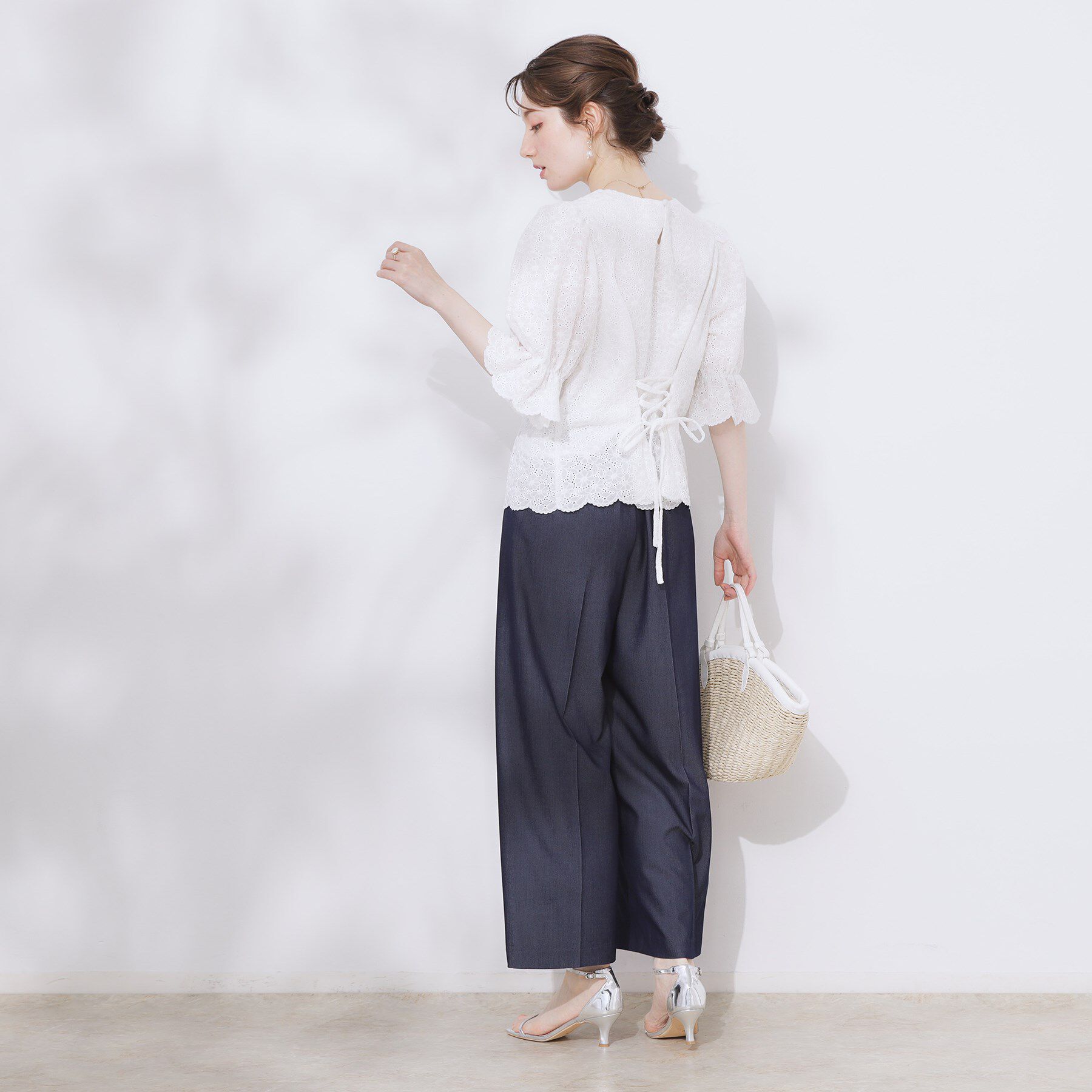 Couture broach「【一枚で着映える・花柄刺繍・5分袖】バックレースアップ カットワークレースブラウス」|シャツ・ブラウス|