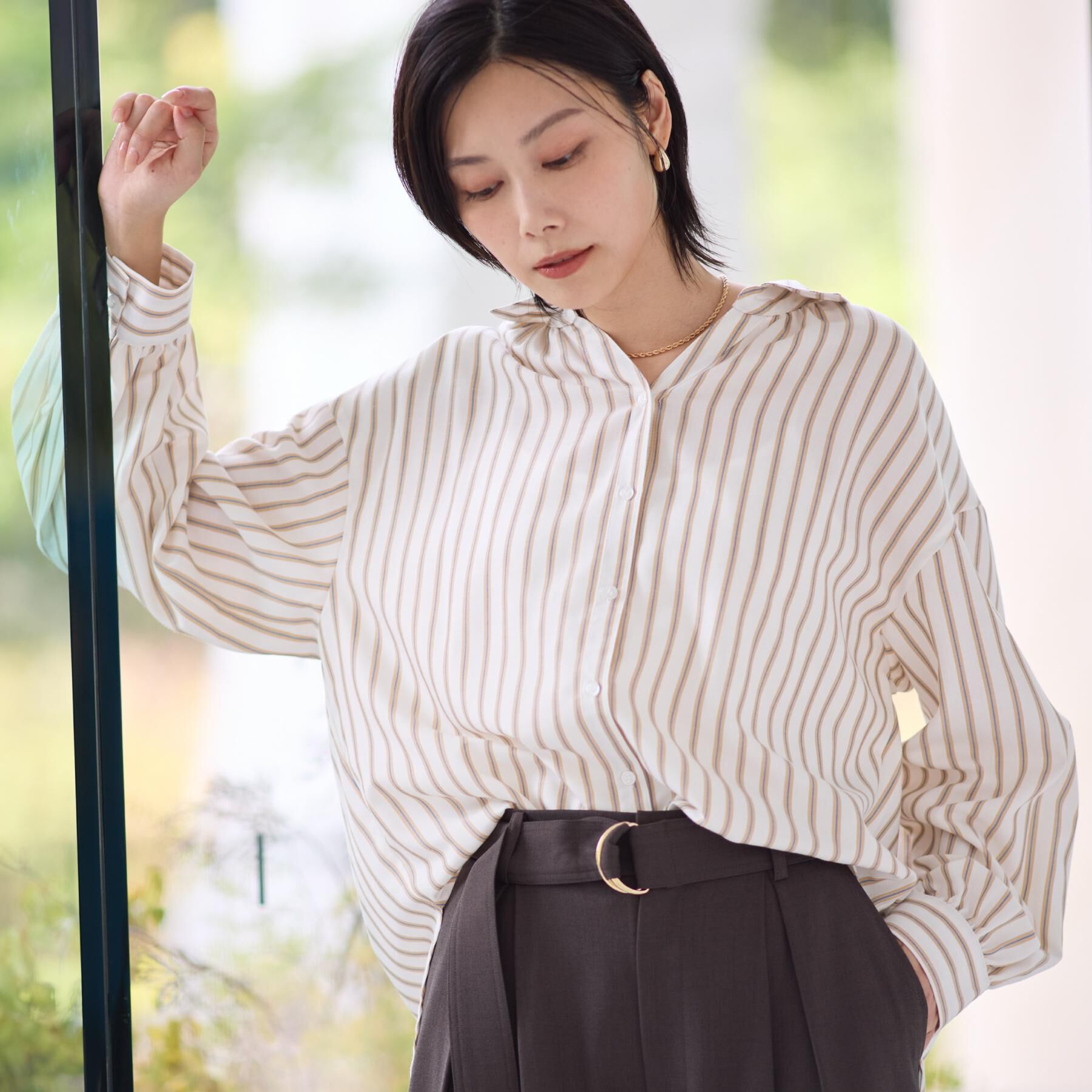 THE SHOP TK「【後ろ姿もサマになる】ストライプ バックシャーリングシャツ/体型カバー/洗える」|シャツ・ブラウス|アイボリー(304)