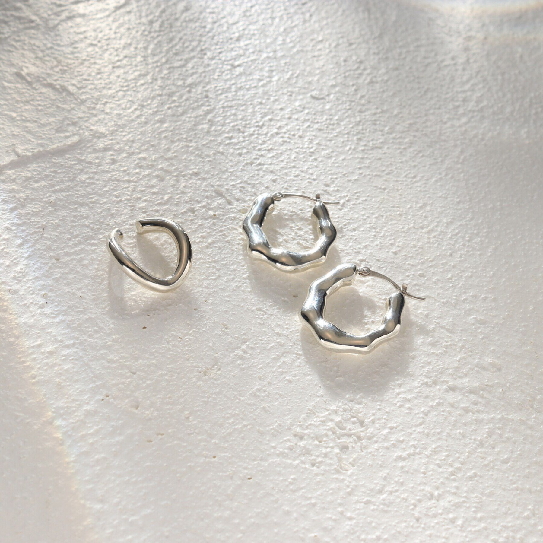 COCOSHNIK ONKITSCH「シルバー ニュアンスピアス オーバルフープ」|ピアス|