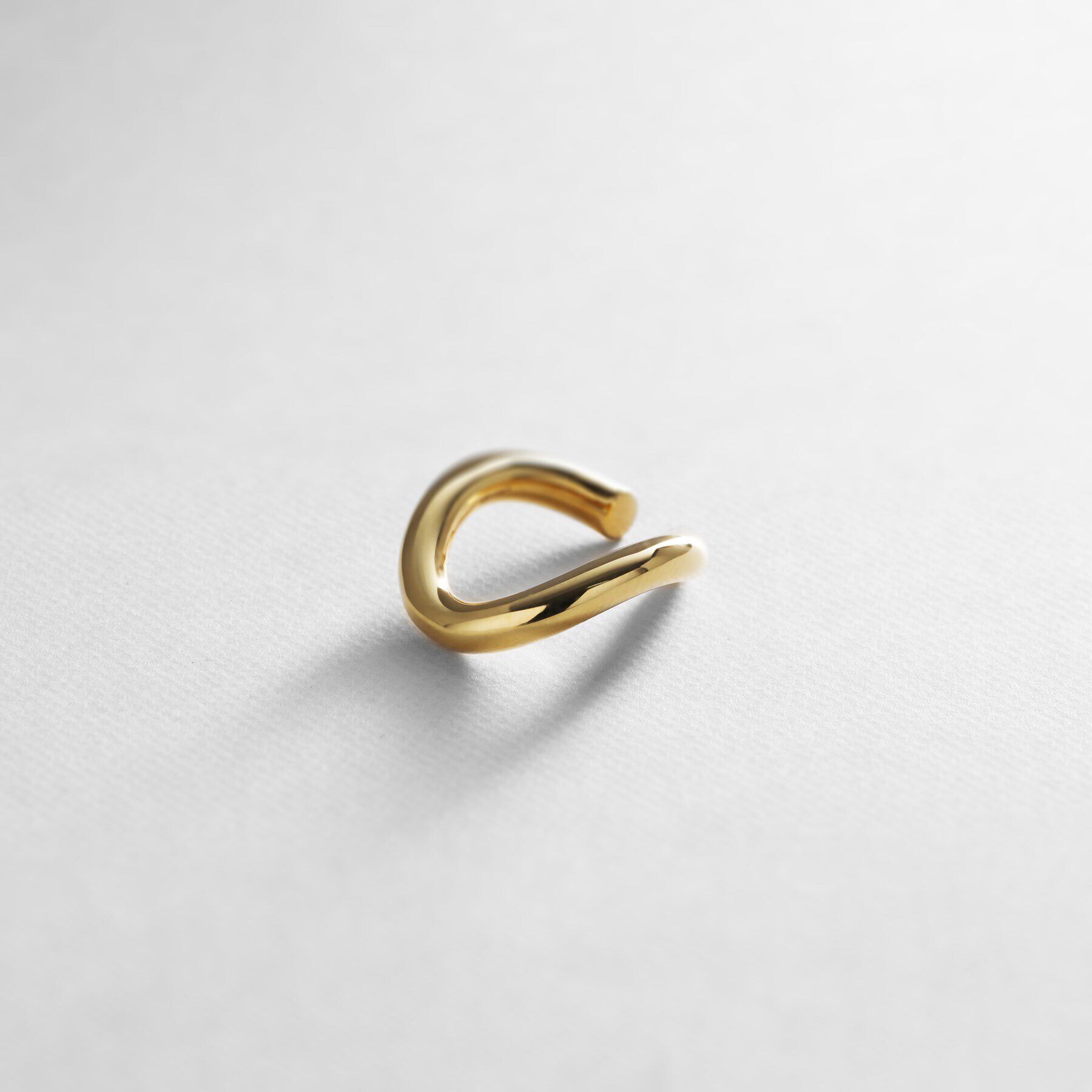 COCOSHNIK ONKITSCH「シルバー ラインイヤーカフ カーブ GP」|イヤーカフ|ゴールド(600)