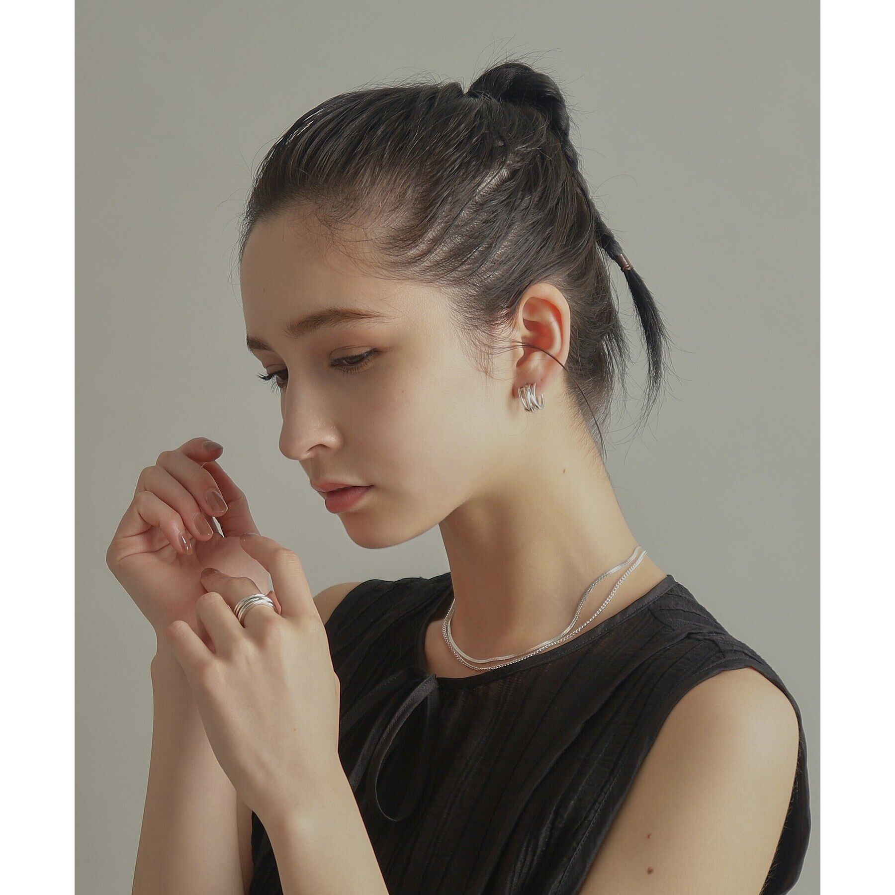 COCOSHNIK ONKITSCH「シルバー スモールフープ クロッシングライン ピアス」|ピアス|