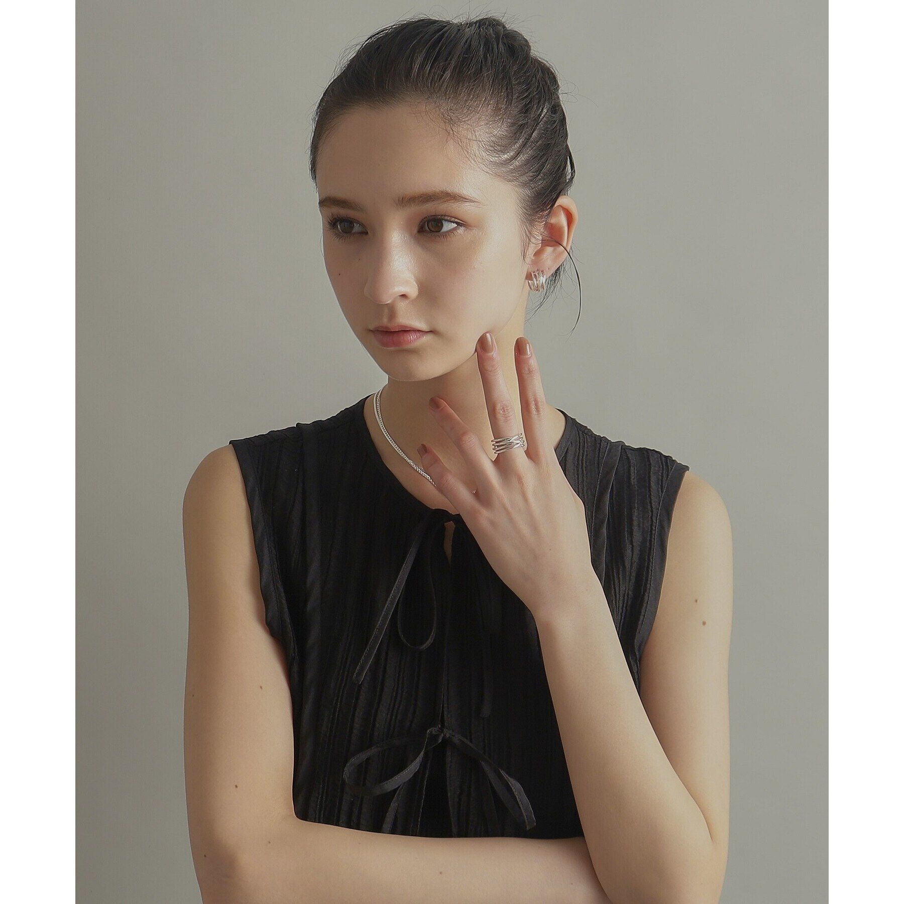 COCOSHNIK ONKITSCH「シルバー スモールフープ クロッシングライン ピアス」|ピアス|