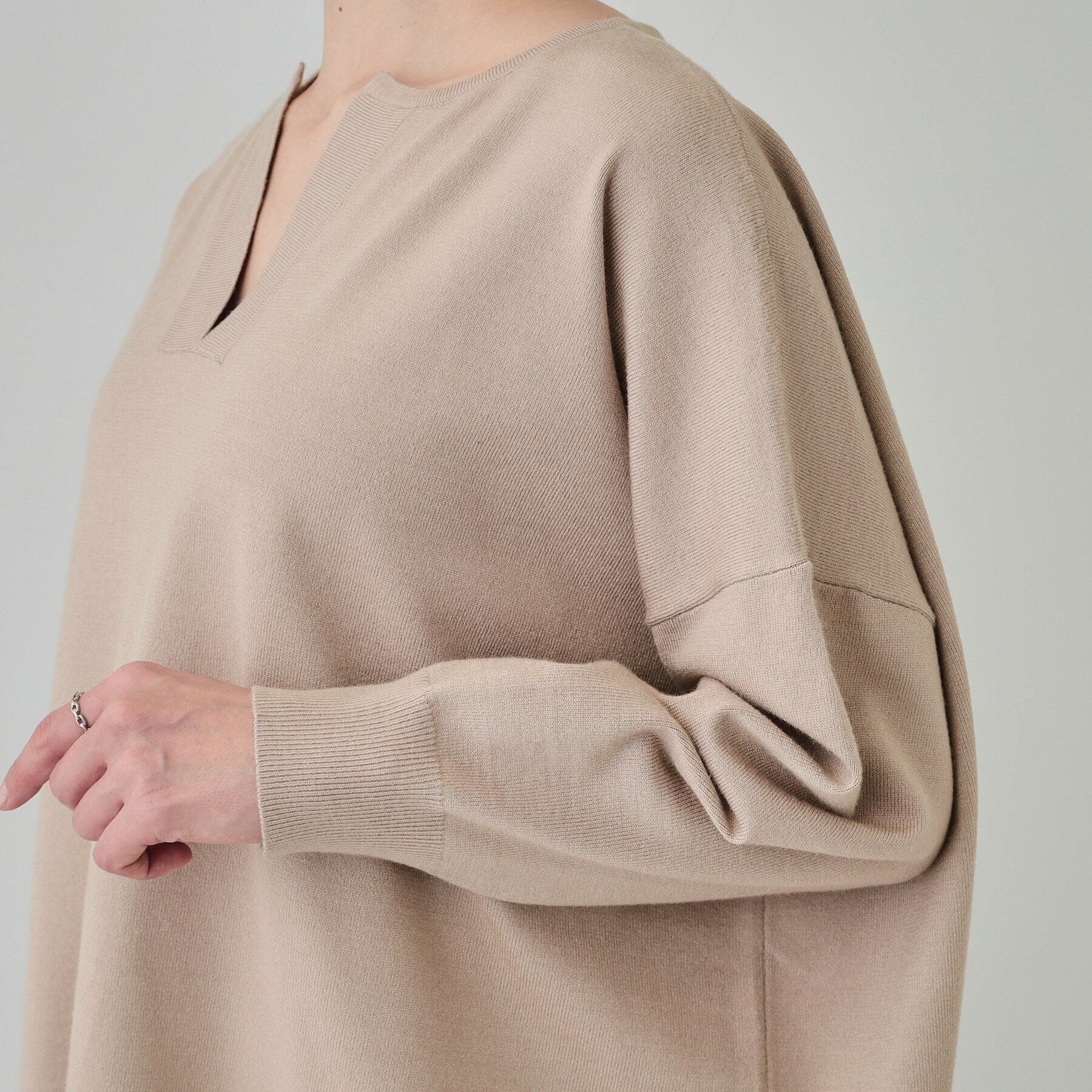 SHOO･LA･RUE「【洗える】レイヤードコーデも楽しめる もちもちVネックニット」|ニット・セーター|