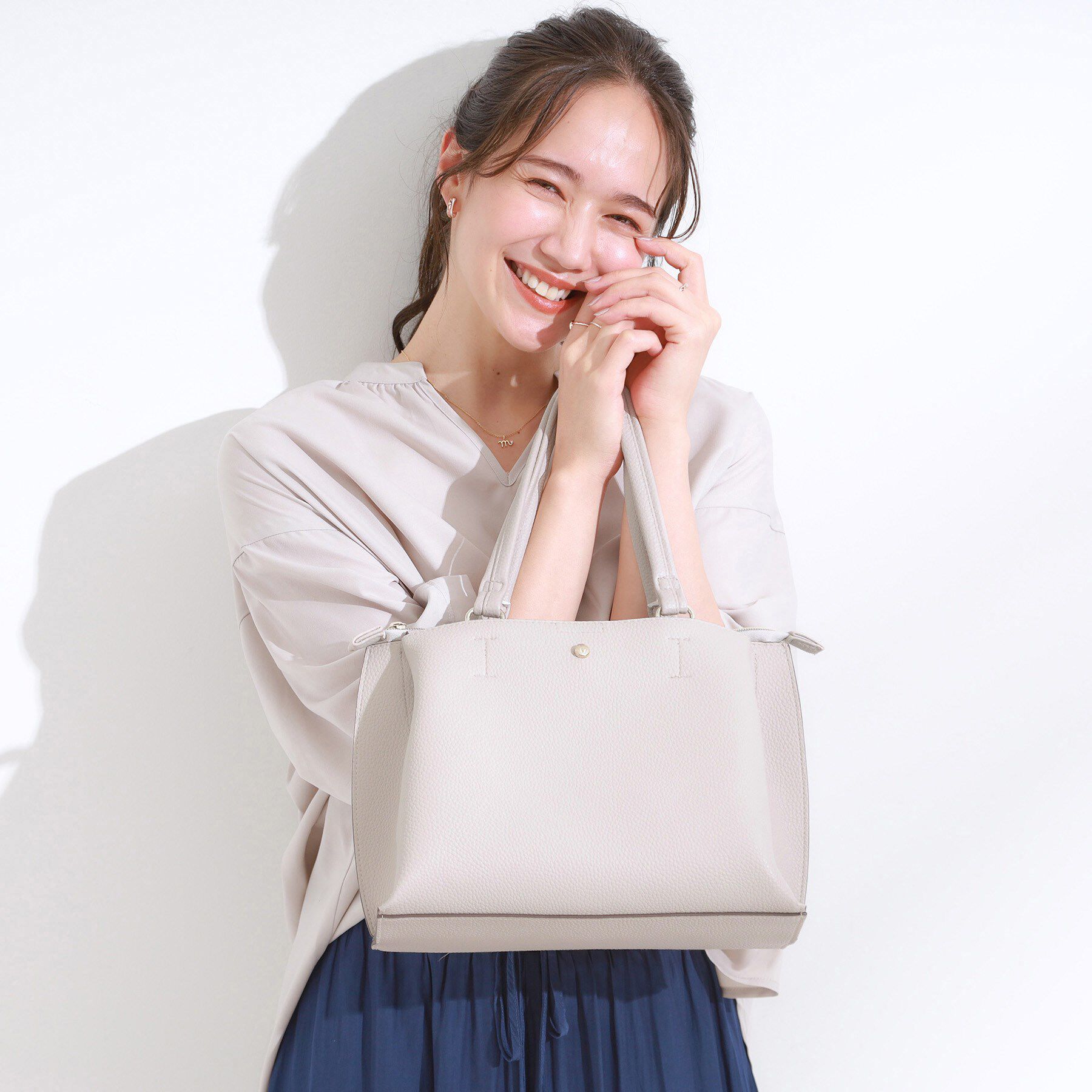 SHOO･LA･RUE「【軽量/2WAY】ふわっと軽い ミドルサイズ トートバッグ」|トートバッグ|グレー(012)