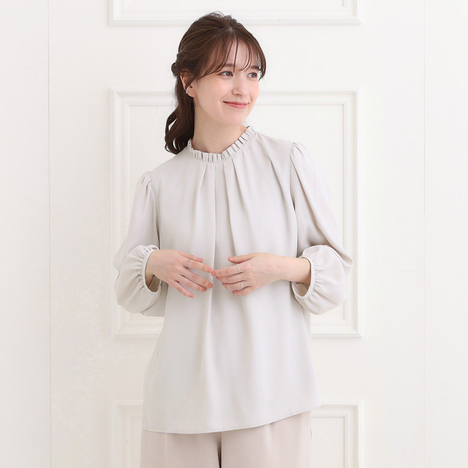 SHOO･LA･RUE「【洗濯機可/通勤/裏地つき】プチフリルで上品に クルーネックブラウス」|シャツ・ブラウス|