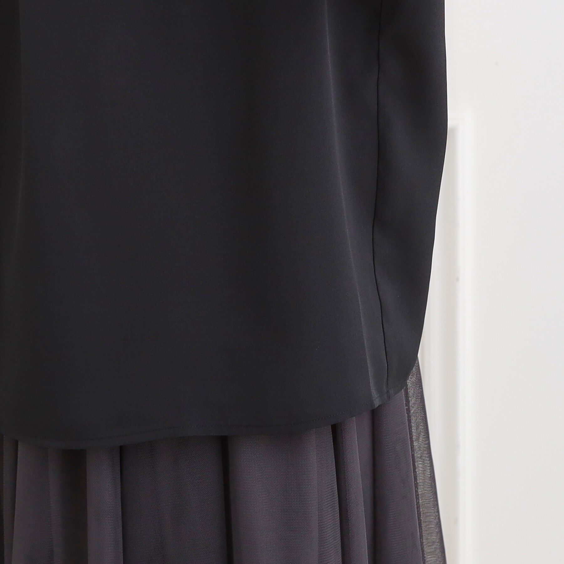 SHOO･LA･RUE「【洗濯機可/通勤/裏地つき】プチフリルで上品に クルーネックブラウス」|シャツ・ブラウス|