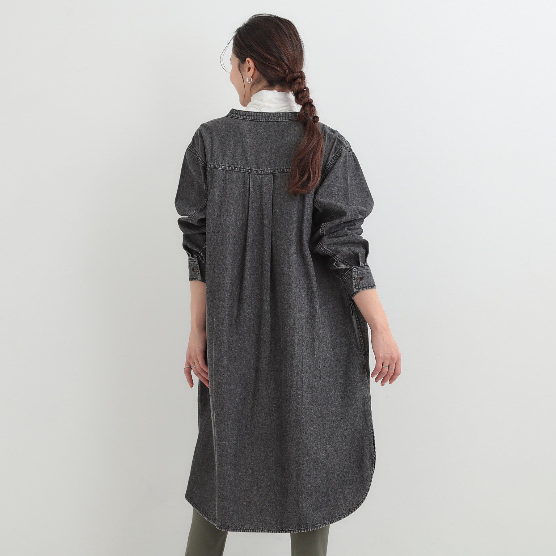 SHOO･LA･RUE「【ライトオンスデニム/S-LL】体型カバーにも 首元すっきり ロングデニムシャツワンピース」|ワンピース|