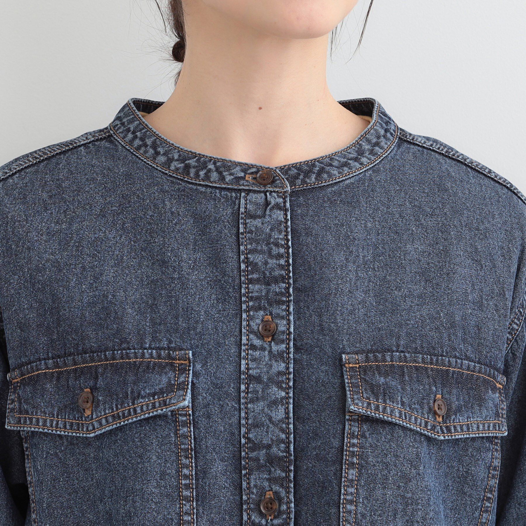 SHOO･LA･RUE「【ライトオンスデニム/S-LL】体型カバーにも 首元すっきり ロングデニムシャツワンピース」|ワンピース|