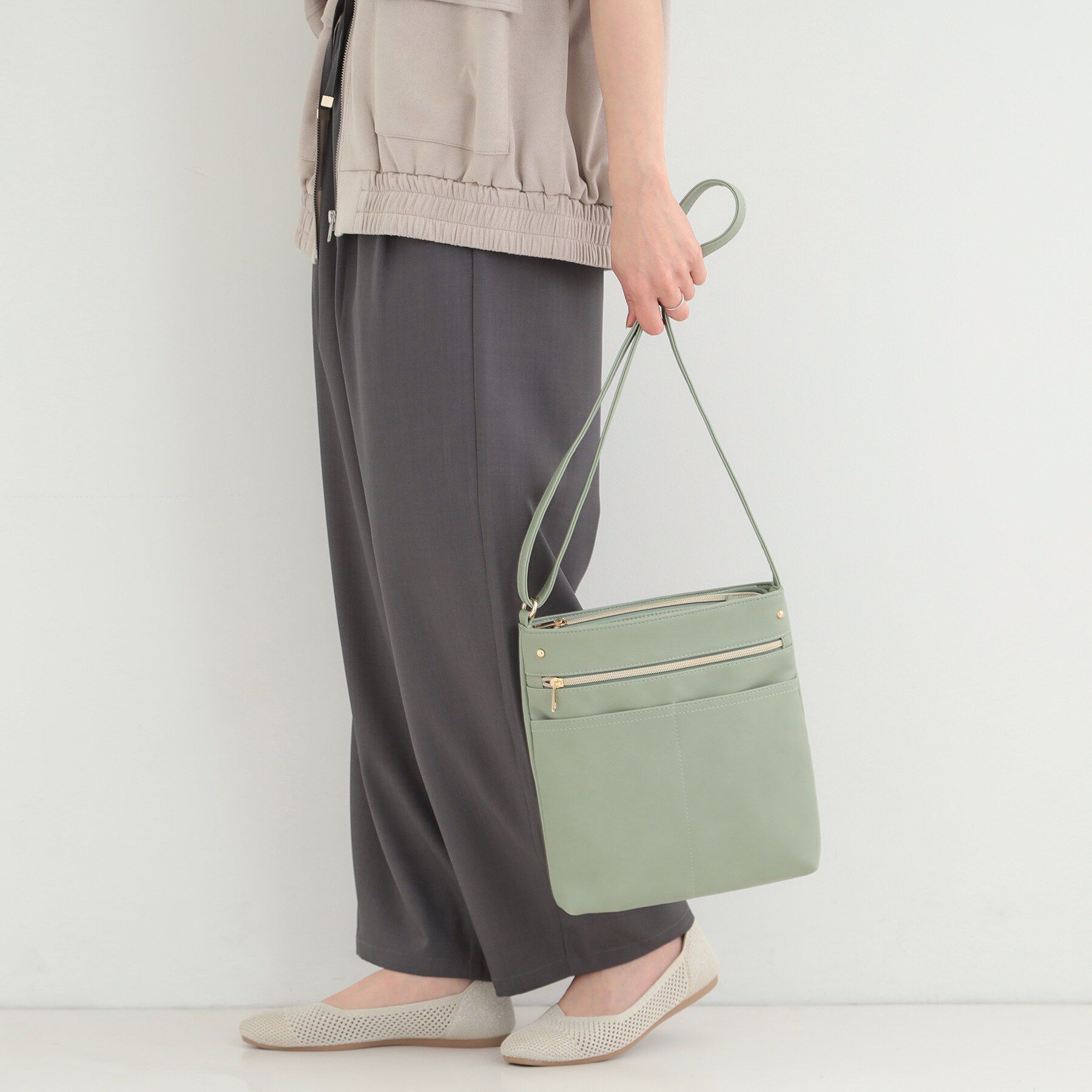 SHOO･LA･RUE「【8ポケット/ギフトにも】すっきり見えのショルダーバッグ」|ショルダー・メッセンジャー|グリーン(022)