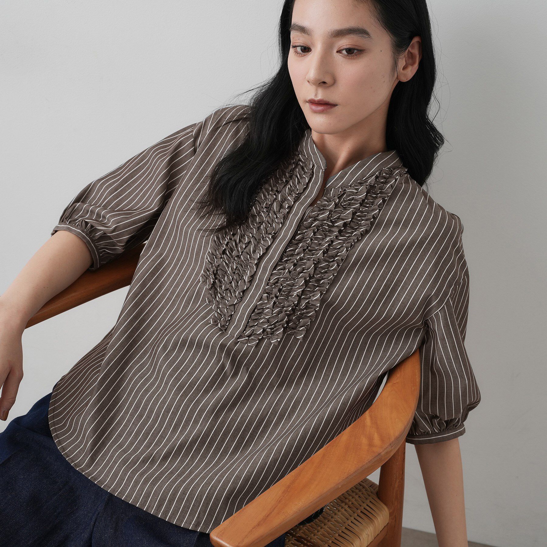 Dessin「【洗える】フリルバンドカラー五分袖ブラウス」|シャツ・ブラウス|ブラウン(344)