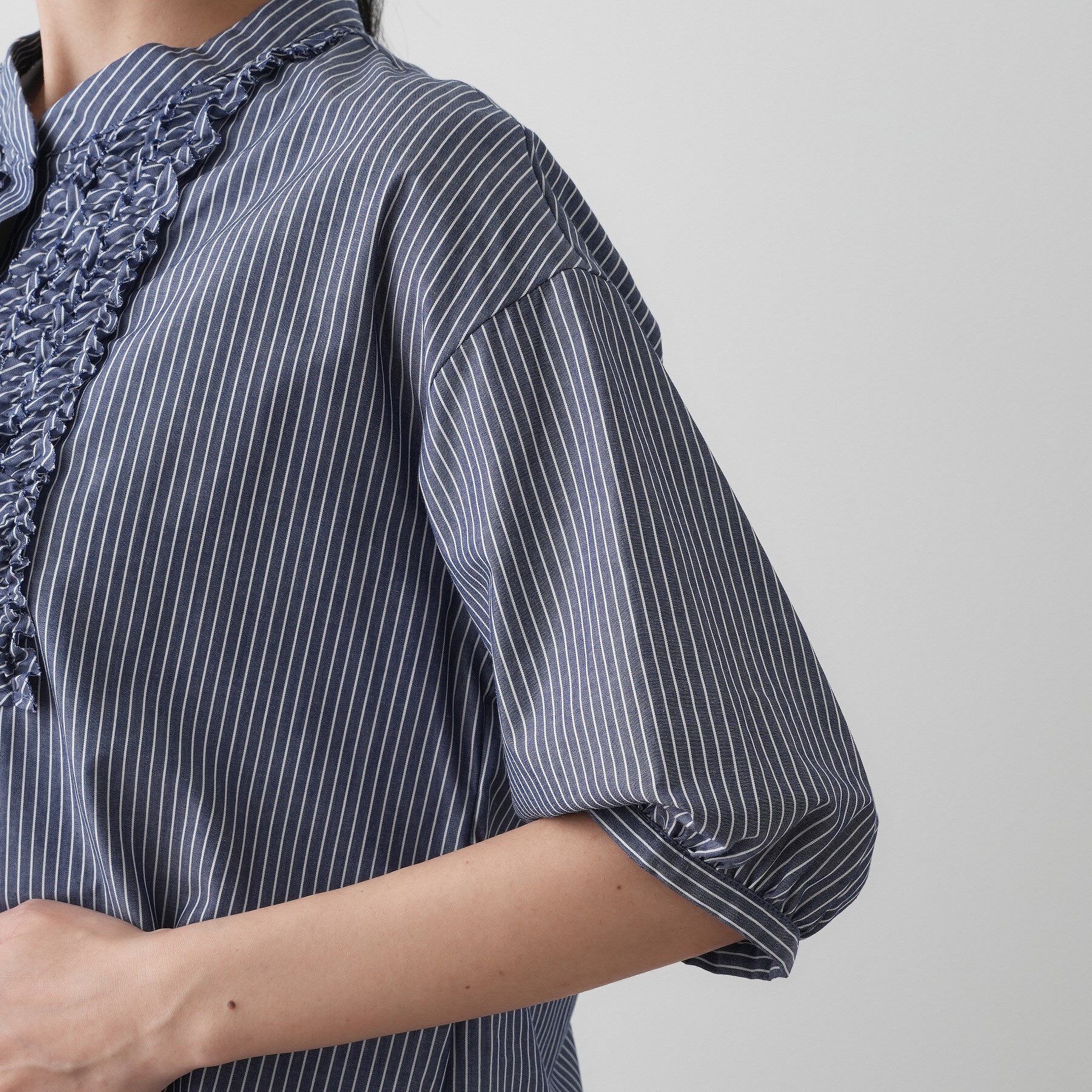 Dessin「【洗える】フリルバンドカラー五分袖ブラウス」|シャツ・ブラウス|