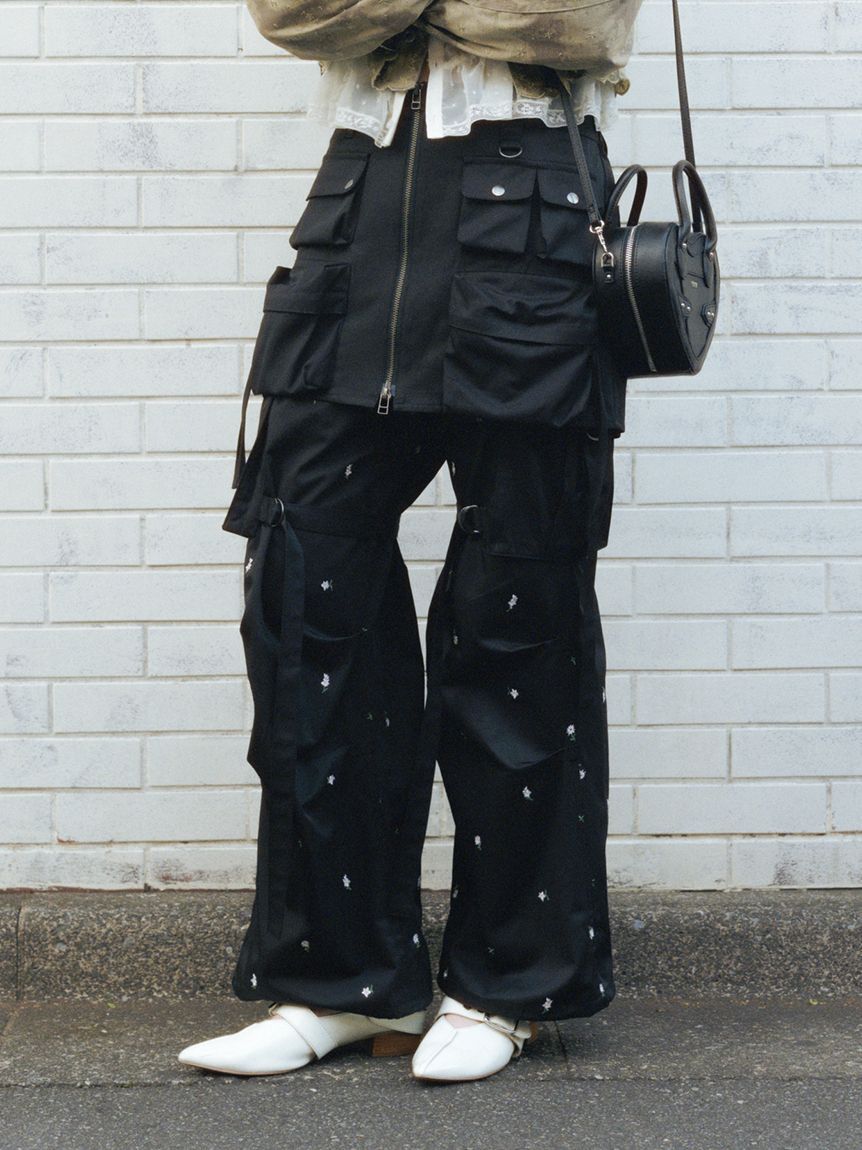 FURFUR「【WEB・一部店舗限定カラー】フラワー刺繍カーゴパンツ」|チノ|BLK