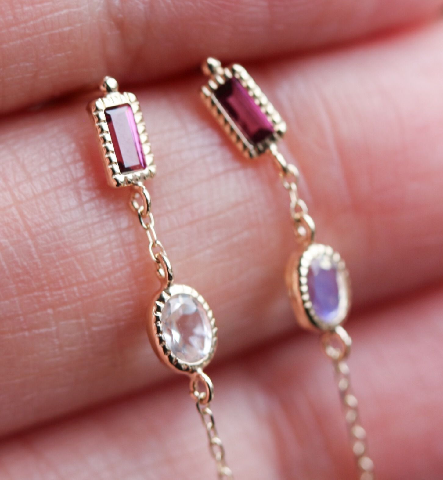  「ロードライトガーネット / ロイヤルブルームーンストーン チェーンフープ ピアス | K10YG」|ピアス|