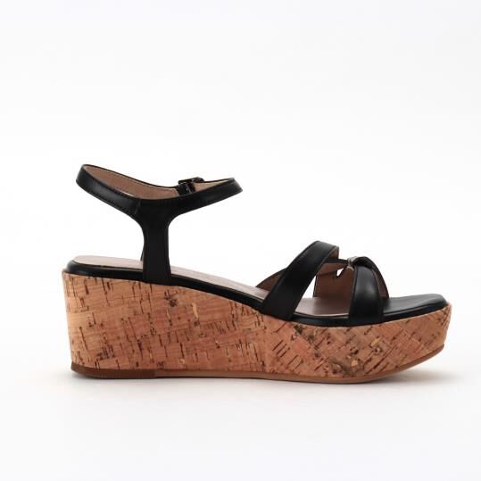 銀座かねまつ「IT250436STEMETBLKETN 　【本革】ウェッジヒールサンダル」|サンダル|