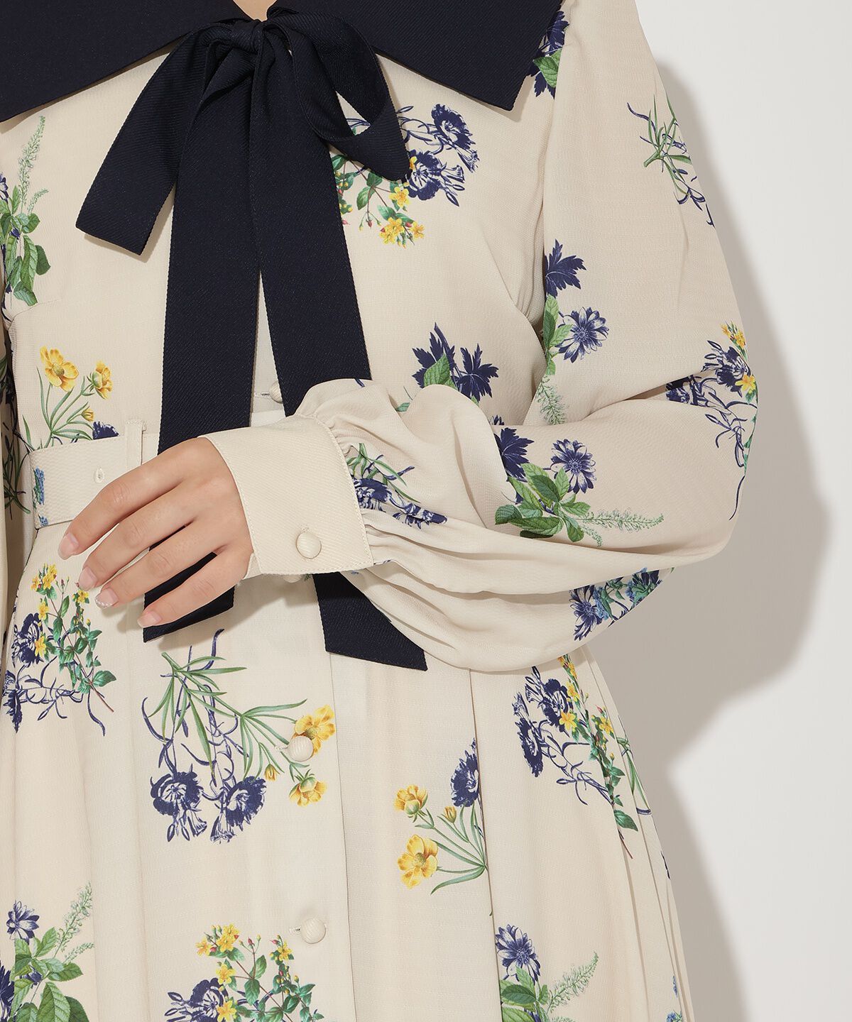 アンドクチュール「ドローイングフラワー配色襟長袖ワンピース」|ワンピース|