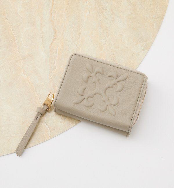  「エンボスモノグラム三つ折りウォレット」|財布|グレージュ