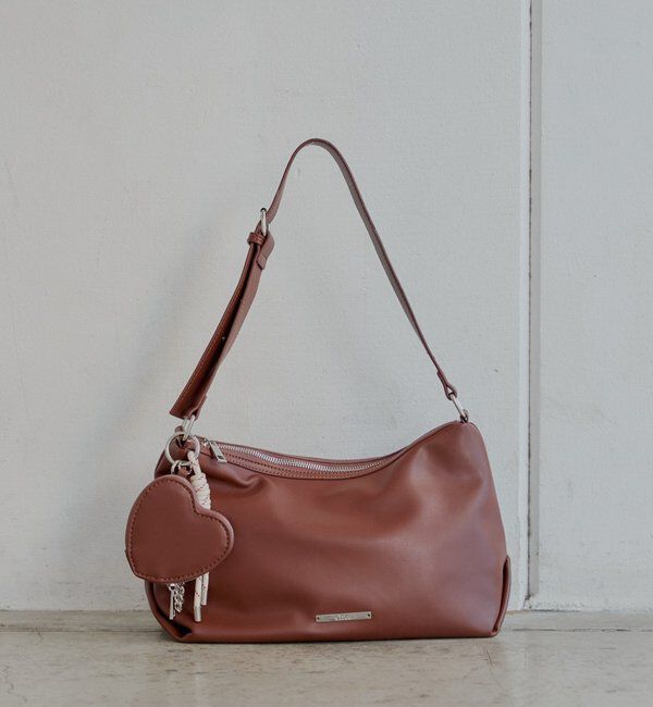  「【500mlペットボトル収納可】チャーム付きミディアムバッグ」|ショルダー・メッセンジャー|ブラウン