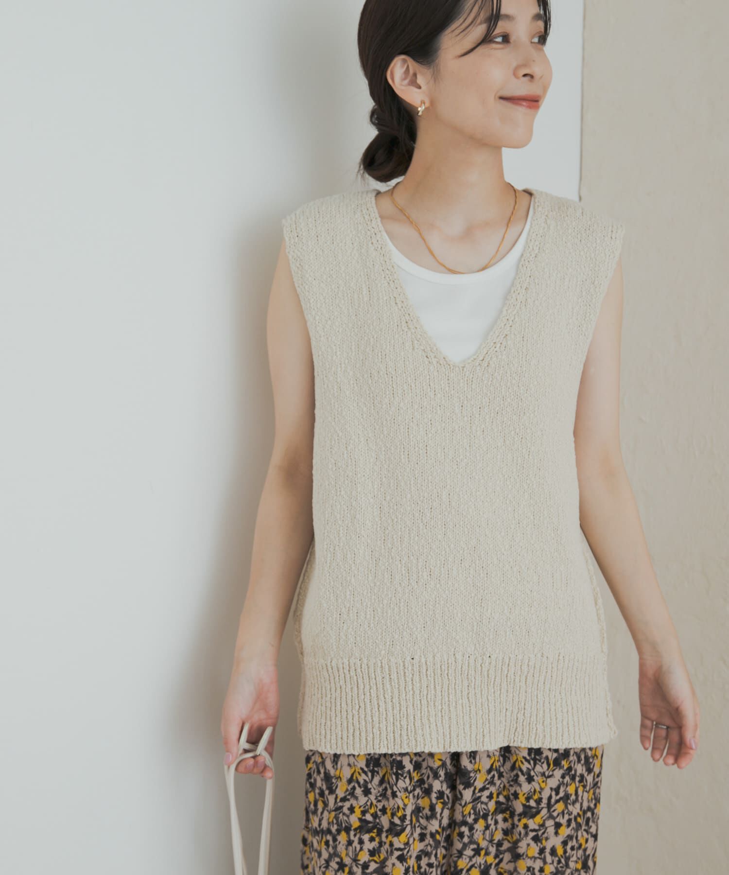 URBAN RESEARCH DOORS「コットンブークレ深Vベスト」|ベスト・ジレ|ナチュラル