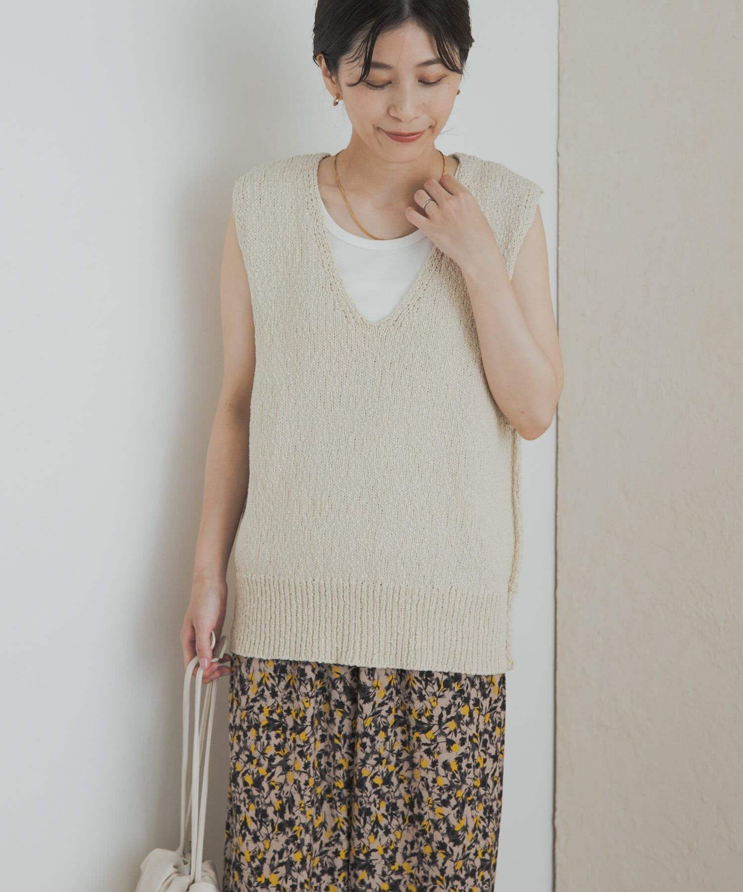 URBAN RESEARCH DOORS「コットンブークレ深Vベスト」|ベスト・ジレ|