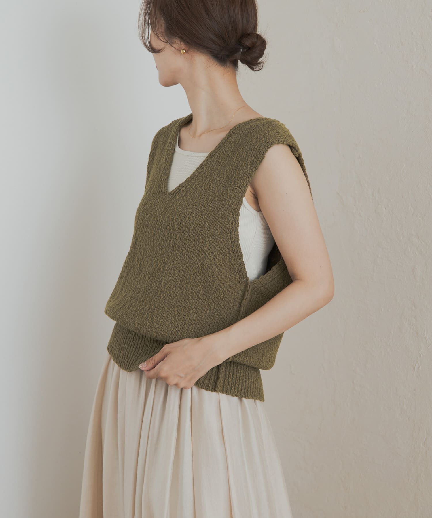 URBAN RESEARCH DOORS「コットンブークレ深Vベスト」|ベスト・ジレ|カーキ