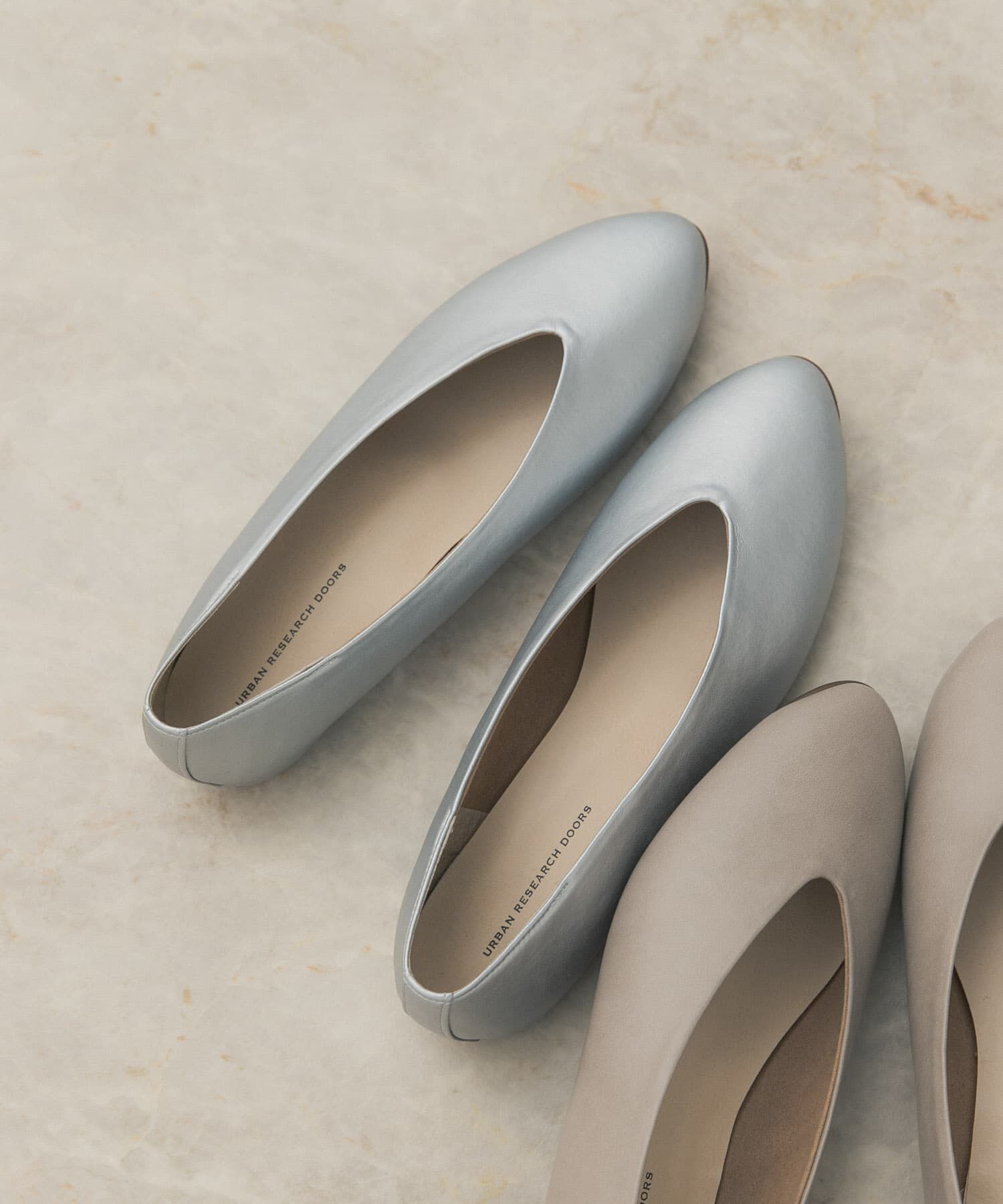 URBAN RESEARCH DOORS「Vカットパンプス」|パンプス|シルバー