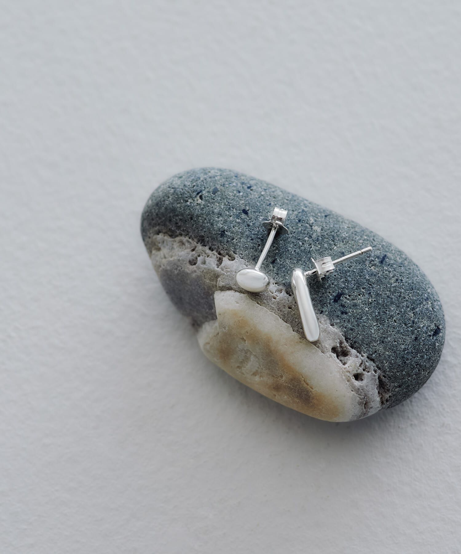 SMELLY「SMELLY so&rsquo;　asymmetry grain pierce」|ピアス|