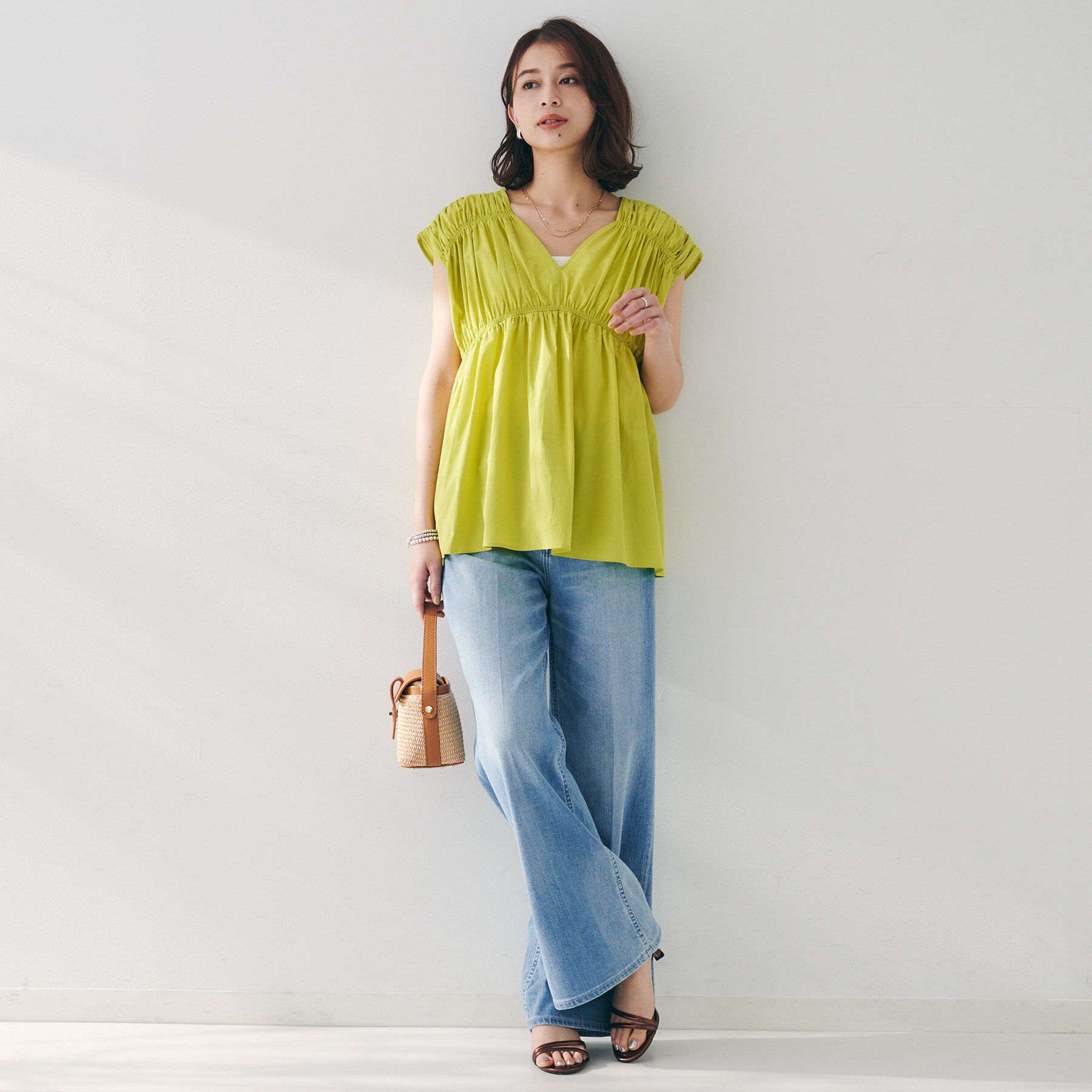 UNTITLED「【コットン100/洗える/トレンド】シャーリングブラウス」|シャツ・ブラウス|