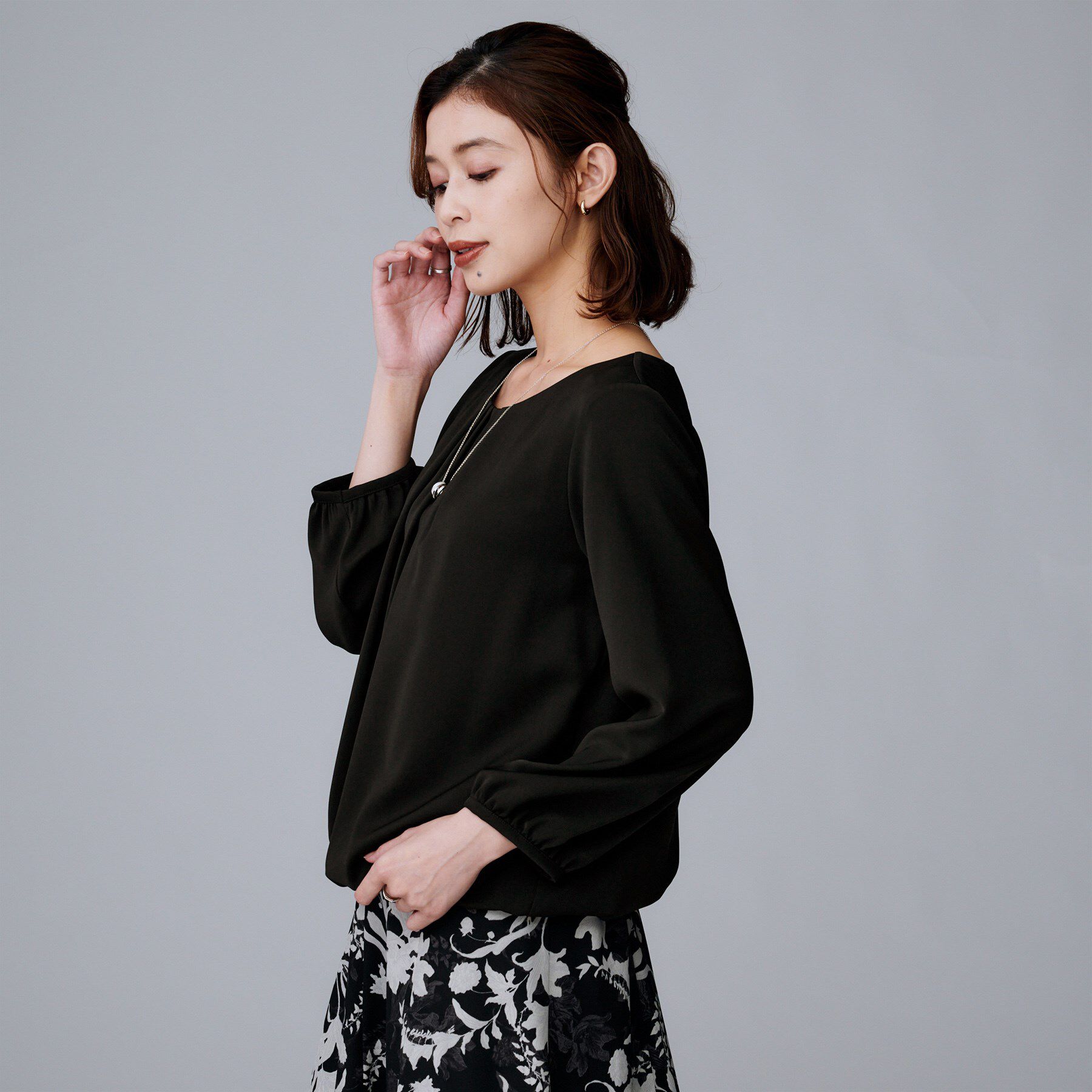 UNTITLED「【透けにくい/ウエストイン見え】パウダリーブラウス」|シャツ・ブラウス|