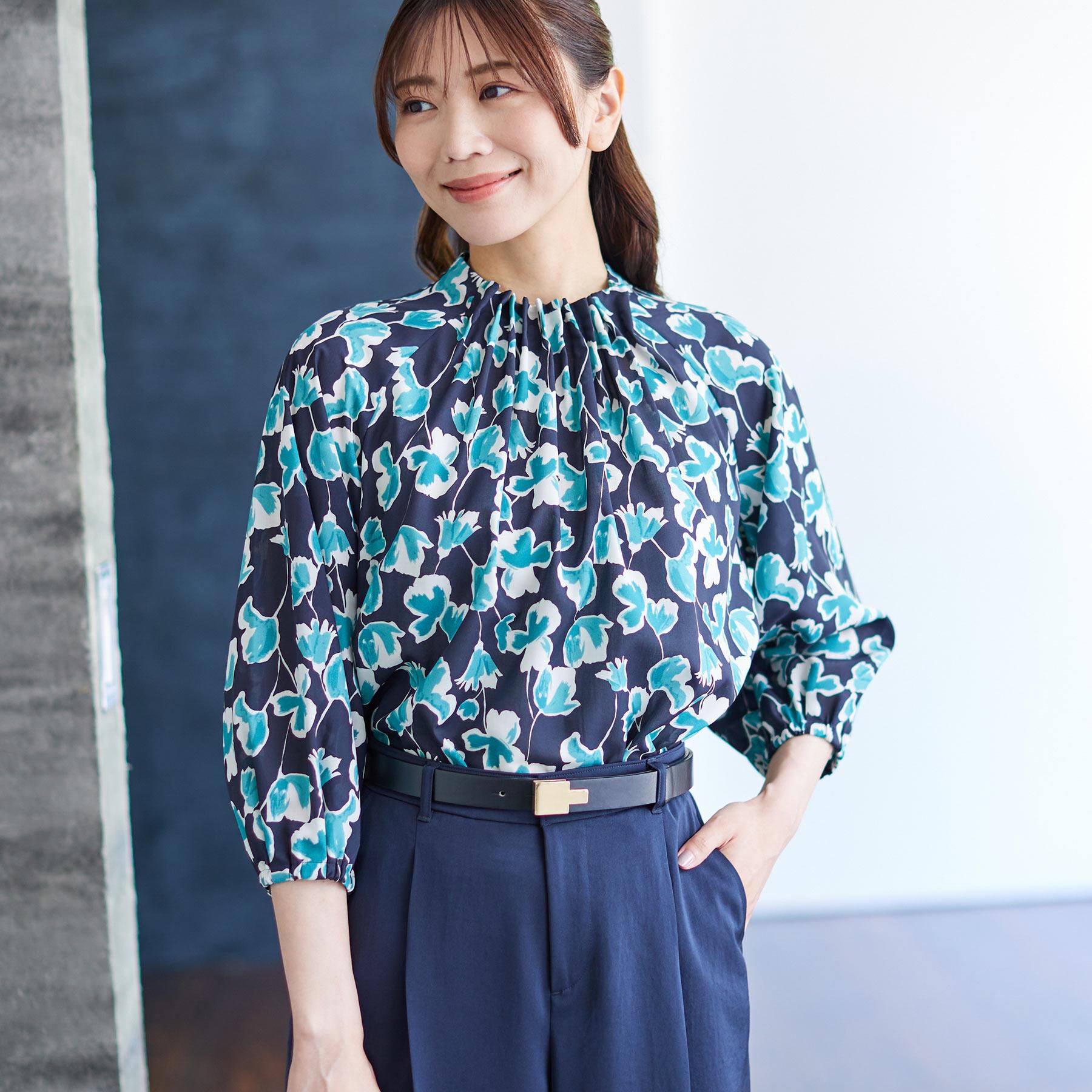 Reflect「【ジャケットのインナーにおすすめ◎】花柄タックデザインブブラウス」|シャツ・ブラウス|ネイビー(194)