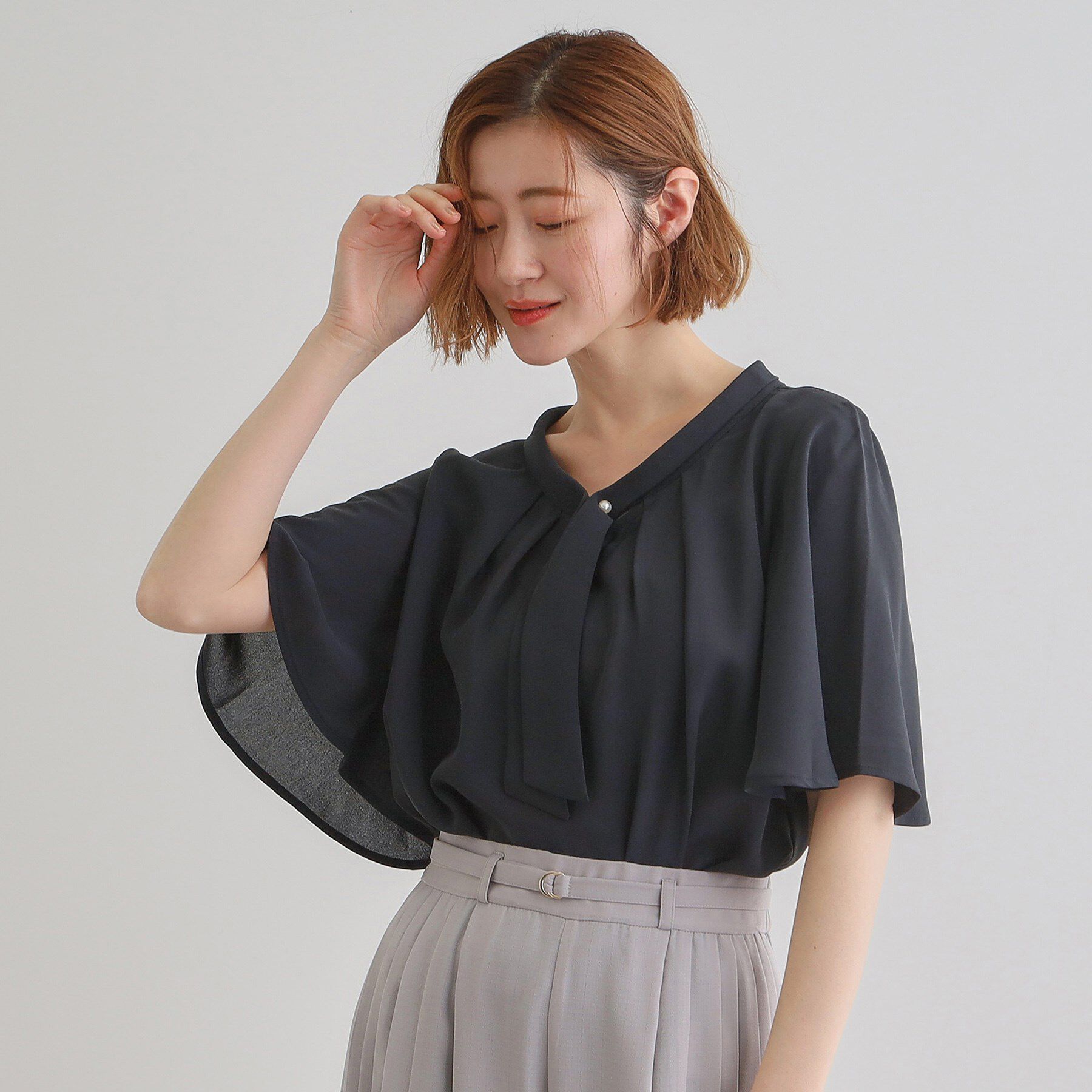 grove「【華やか】パール調ピン付きボウタイブラウス」|シャツ・ブラウス|ネイビー(094)