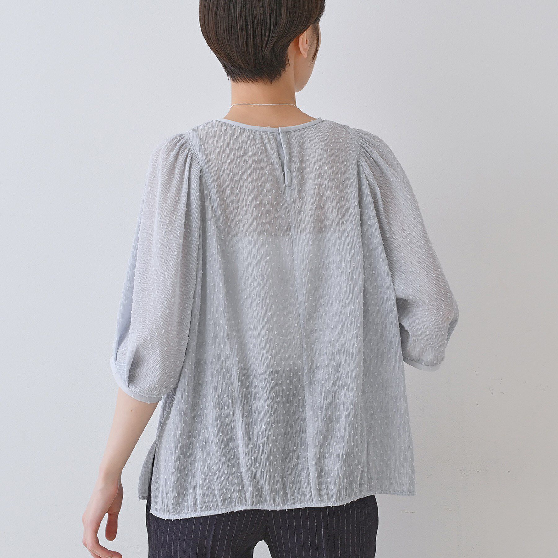 INDIVI「【洗える／ドット柄／凹凸素材】袖コンシャスドルマンブラウス」|シャツ・ブラウス|