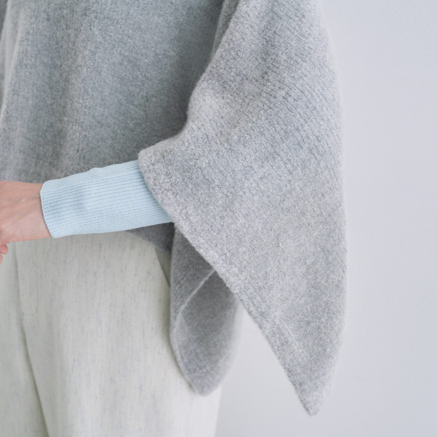 INDIVI「【エアリー素材】ブークレケープポンチョ」|ニット・セーター|