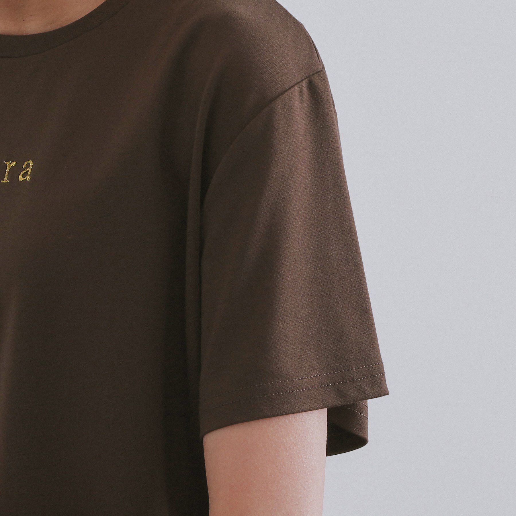 OPAQUE.CLIP「メタリック刺繍ロゴTシャツ【接触冷感/洗濯機洗い可】」|Tシャツ・カットソー|