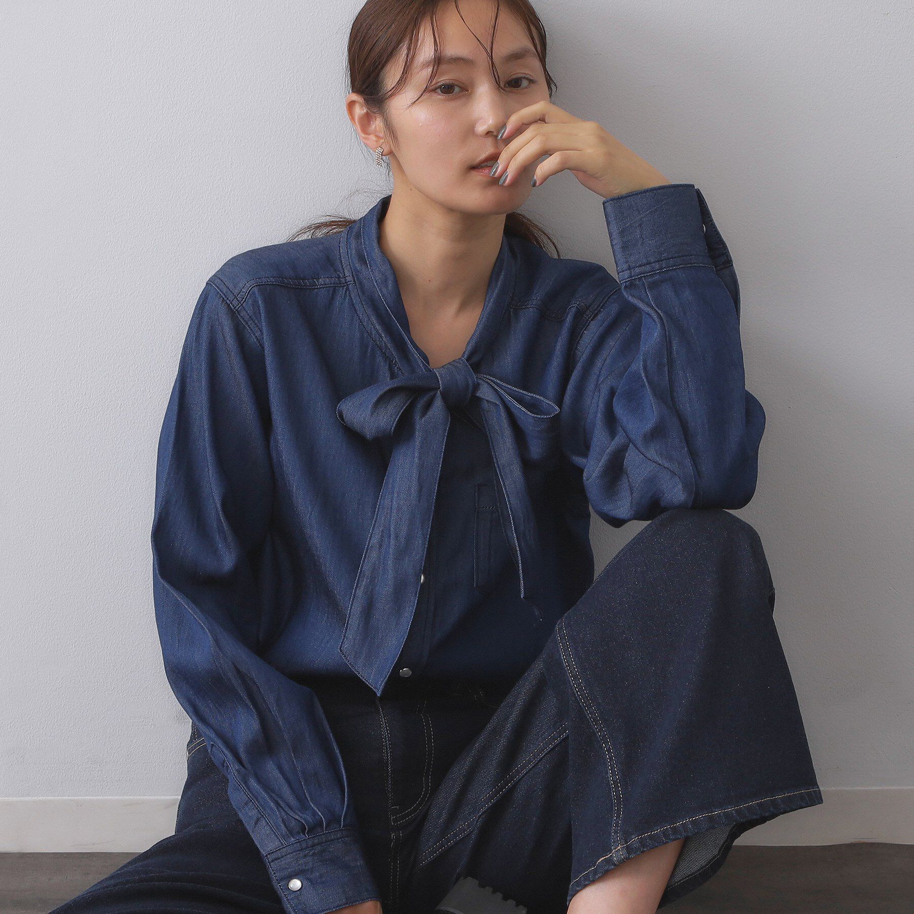 OPAQUE.CLIP「セルロース混デニムボウタイブラウス【洗濯機洗い可】」|シャツ・ブラウス|ネイビー(094)