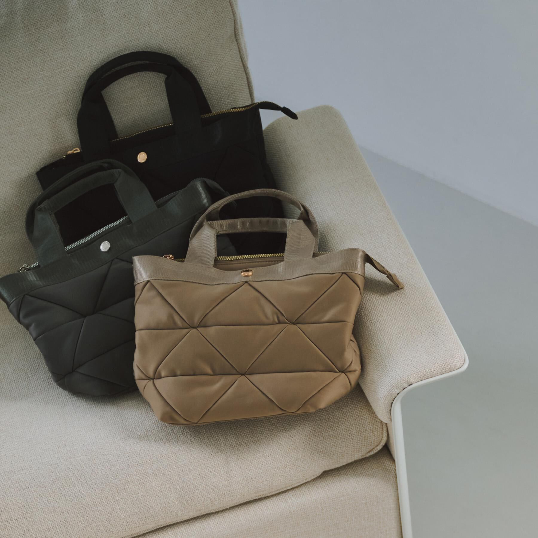 OPAQUE.CLIP「【2WAY／軽量】トライアングルキルティングミドルトートバッグ」|トートバッグ|