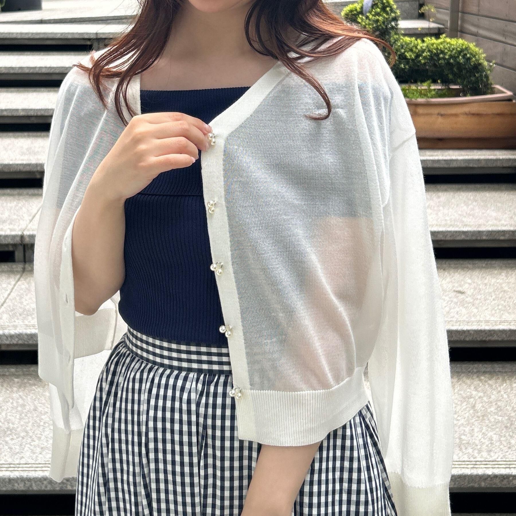 Couture broach「【上品な透け感・通勤】ダブルパール調釦シアーカーディガン」|カーディガン|