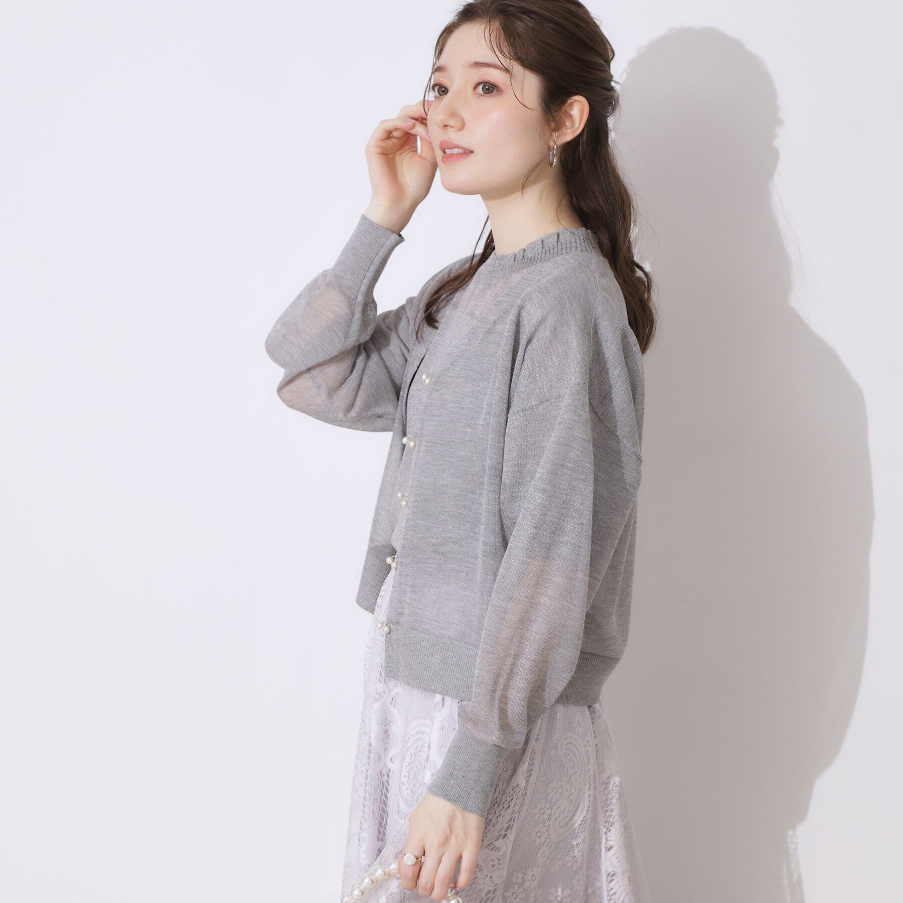Couture broach「【上品な透け感・通勤】ダブルパール調釦シアーカーディガン」|カーディガン|