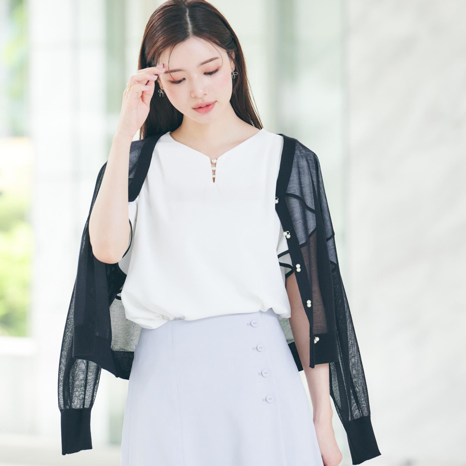 Couture broach「【上品な透け感・通勤】ダブルパール調釦シアーカーディガン」|カーディガン|