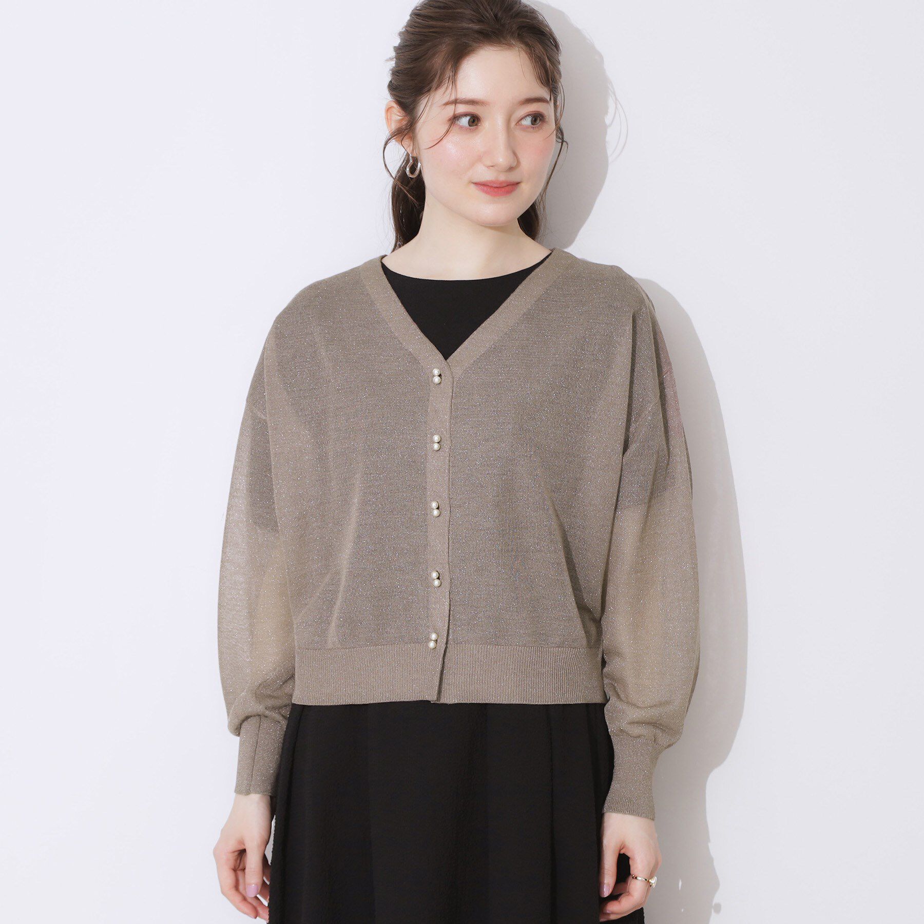 Couture broach「【上品な透け感・通勤】ダブルパール調釦シアーカーディガン」|カーディガン|