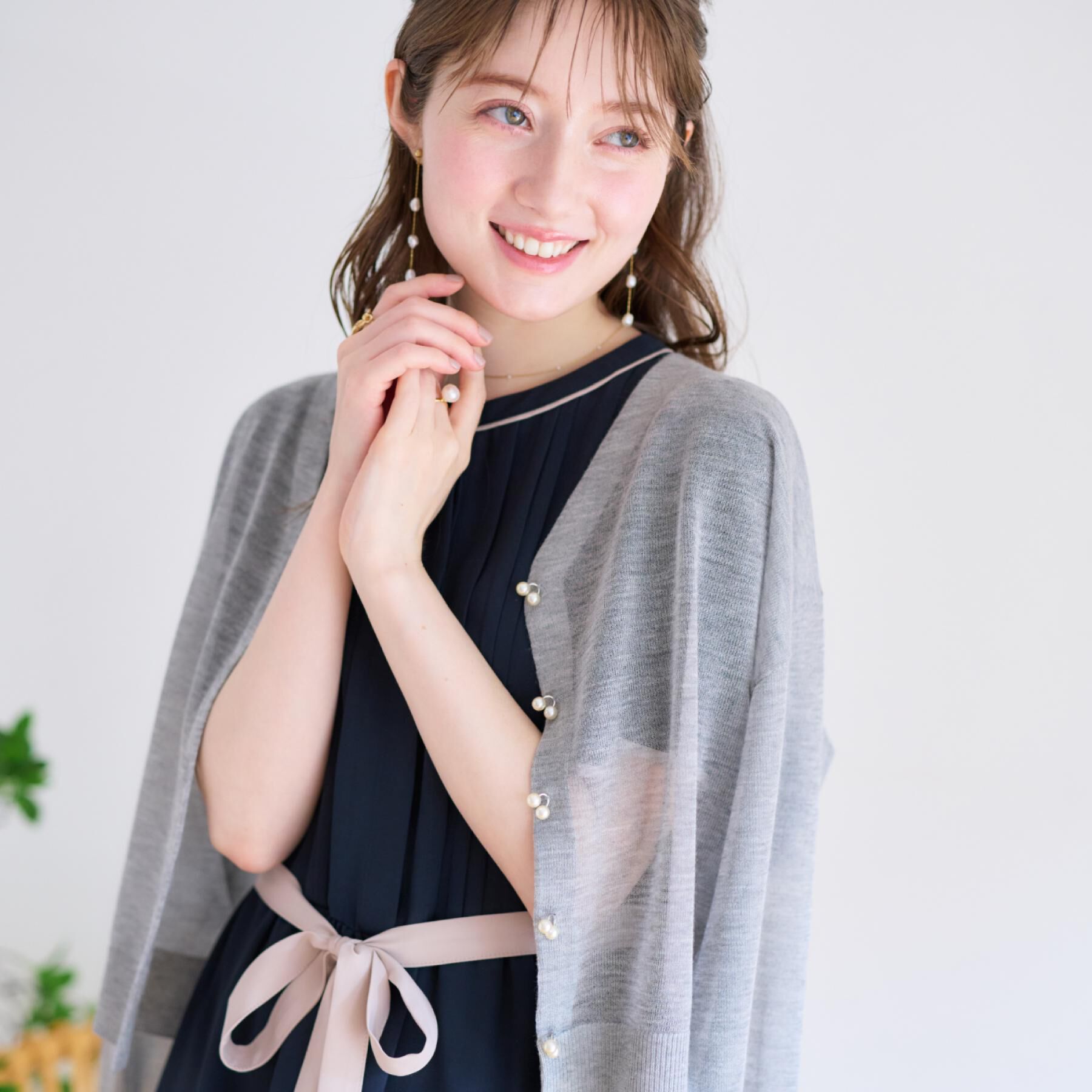 Couture broach「【上品な透け感・通勤】ダブルパール調釦シアーカーディガン」|カーディガン|ライトグレー(011