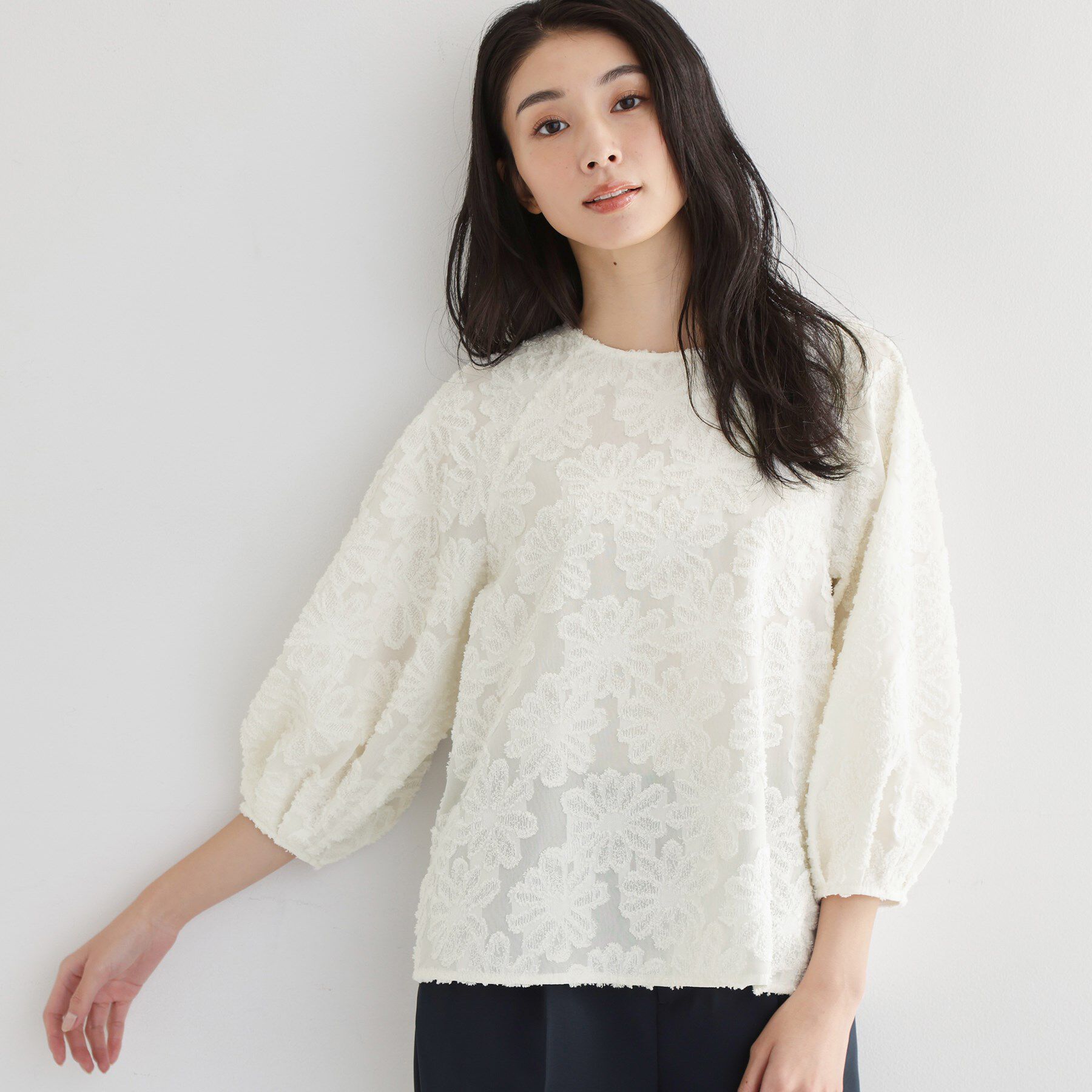 THE SHOP TK「【フォーマルにもカジュアルにも】花柄ジャカードブラウス」|シャツ・ブラウス|オフホワイト(003