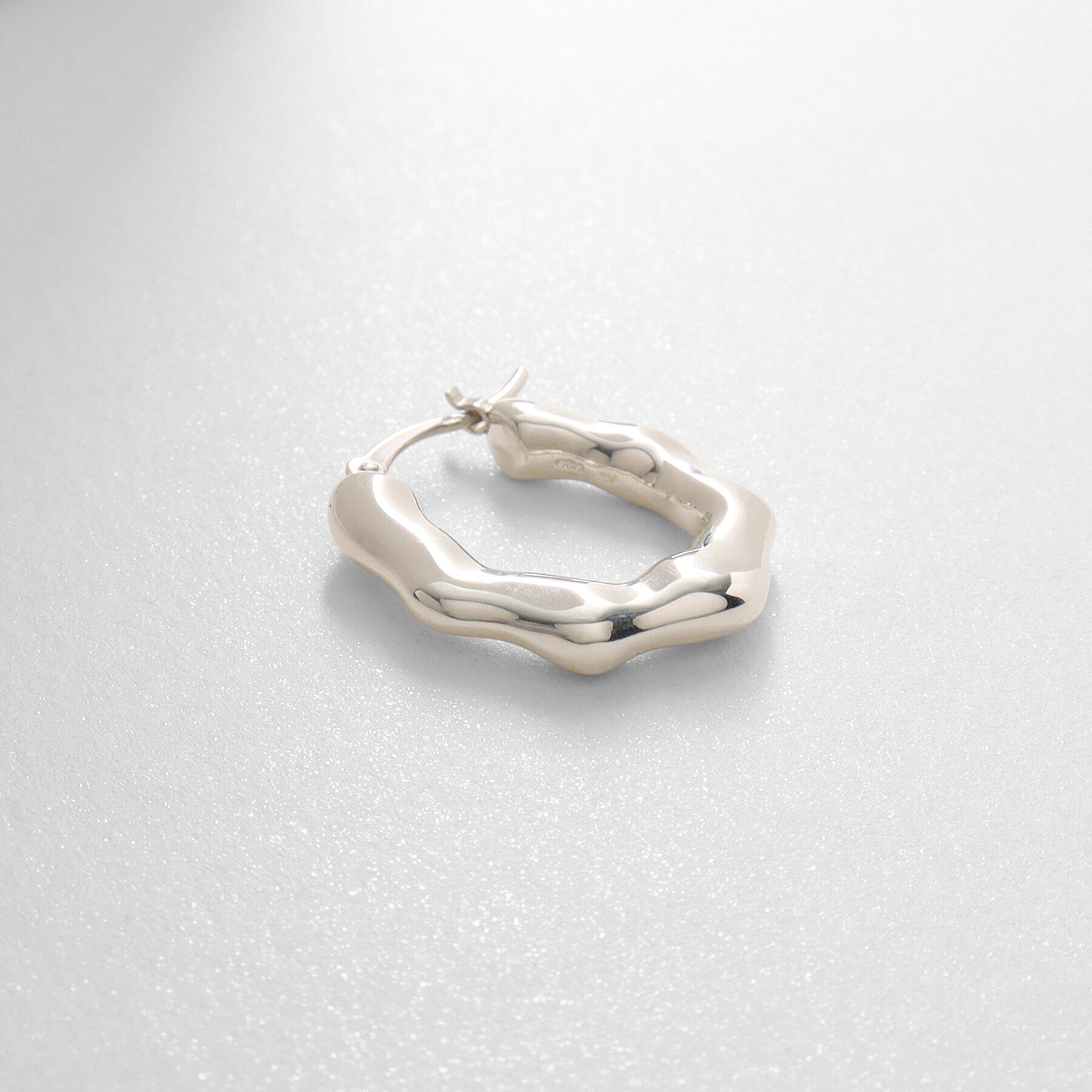 COCOSHNIK ONKITSCH「シルバー ニュアンスピアス オーバルフープ」|ピアス|