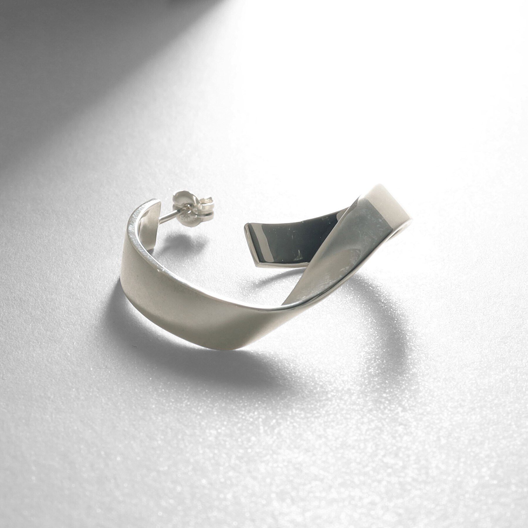 COCOSHNIK ONKITSCH「シルバー フォールディングピアス ストリーム」|ピアス|