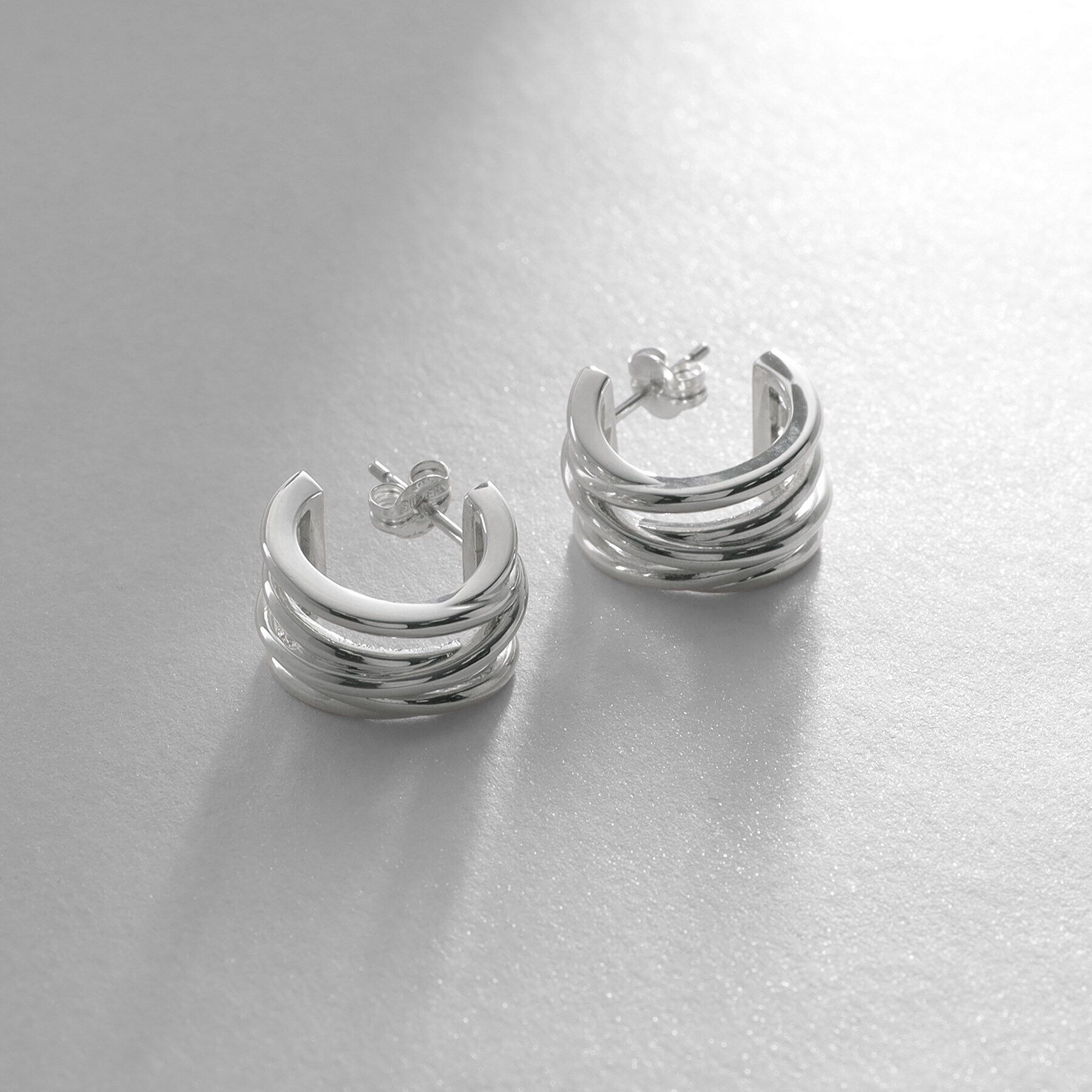 COCOSHNIK ONKITSCH「シルバー スモールフープ クロッシングライン ピアス」|ピアス|シルバー(600)